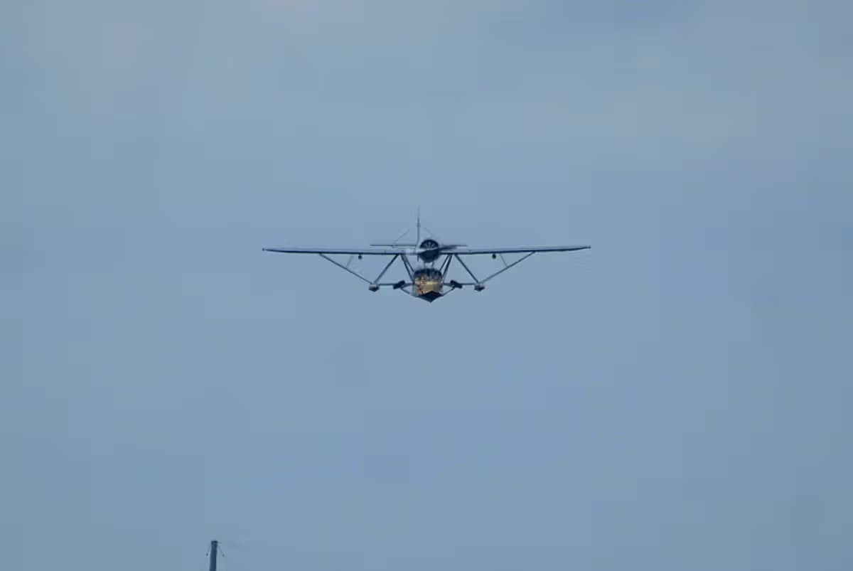 Unidentified — Single-engine aircraft