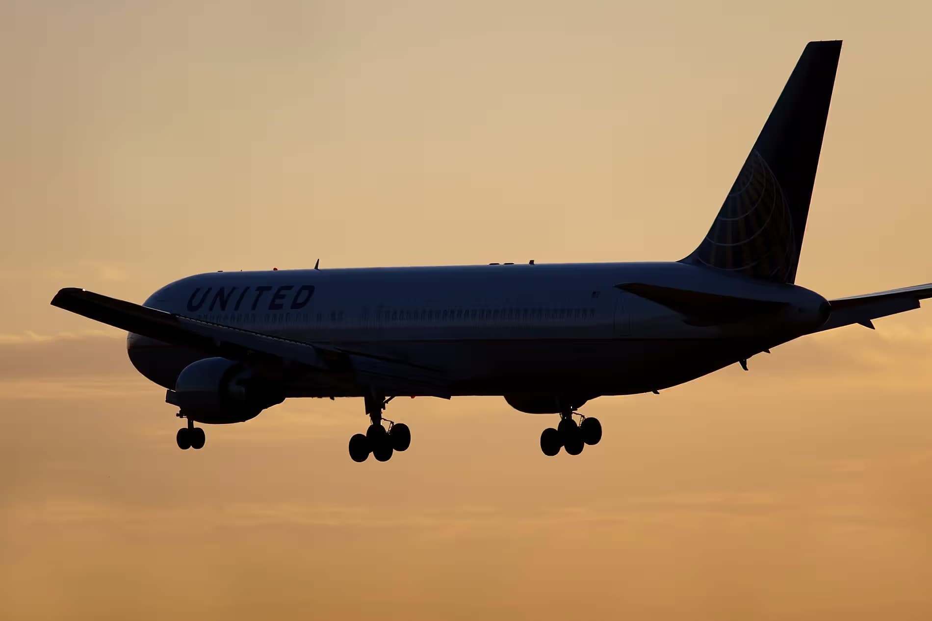 N652UA — Twin-engine aircraft