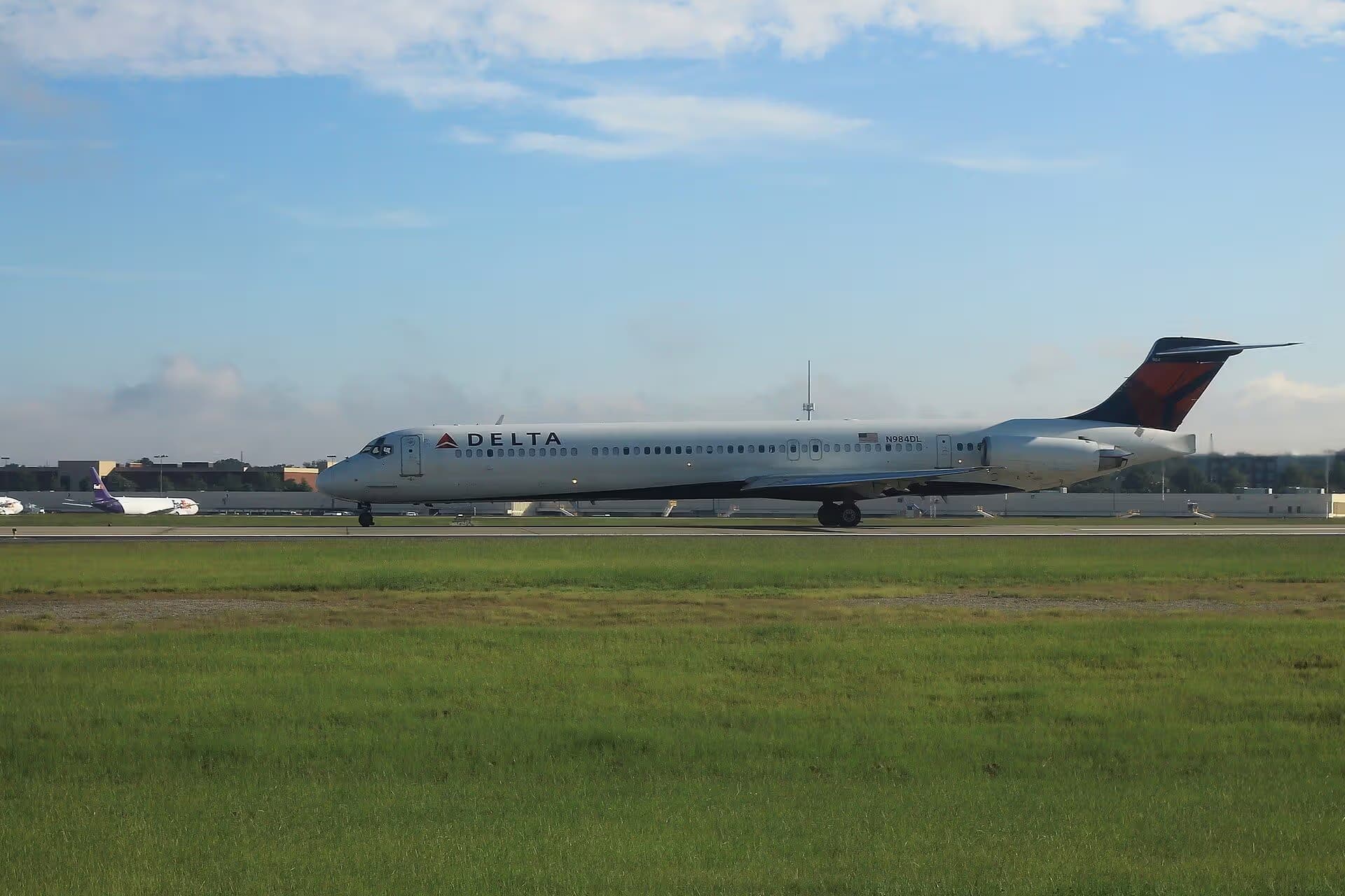 N984DL — Twin-engine aircraft