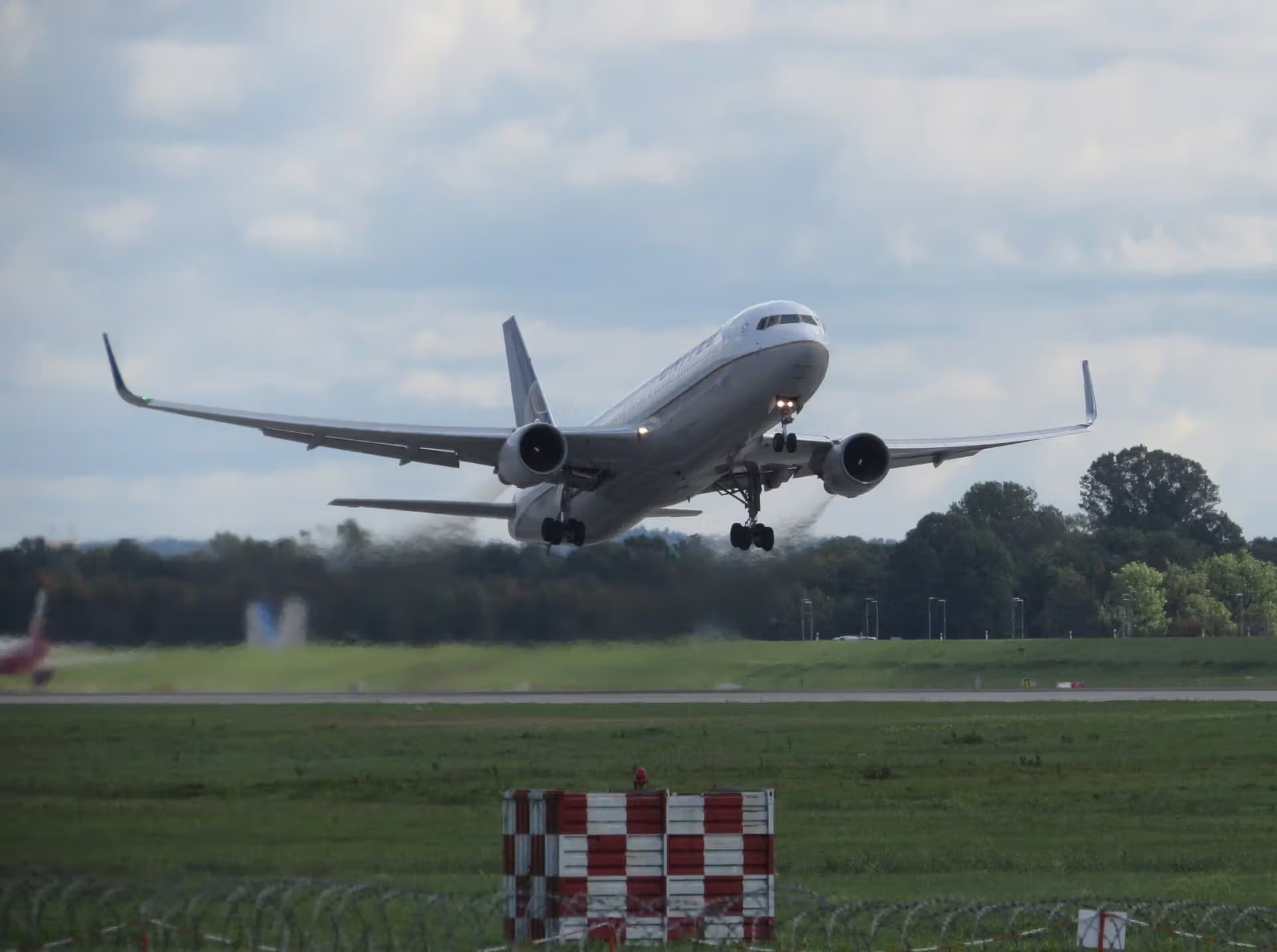 N654UA — Twin-engine aircraft at Munich Airport