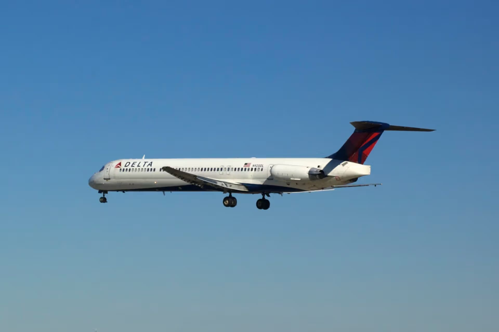 N920DL — Twin-engine aircraft