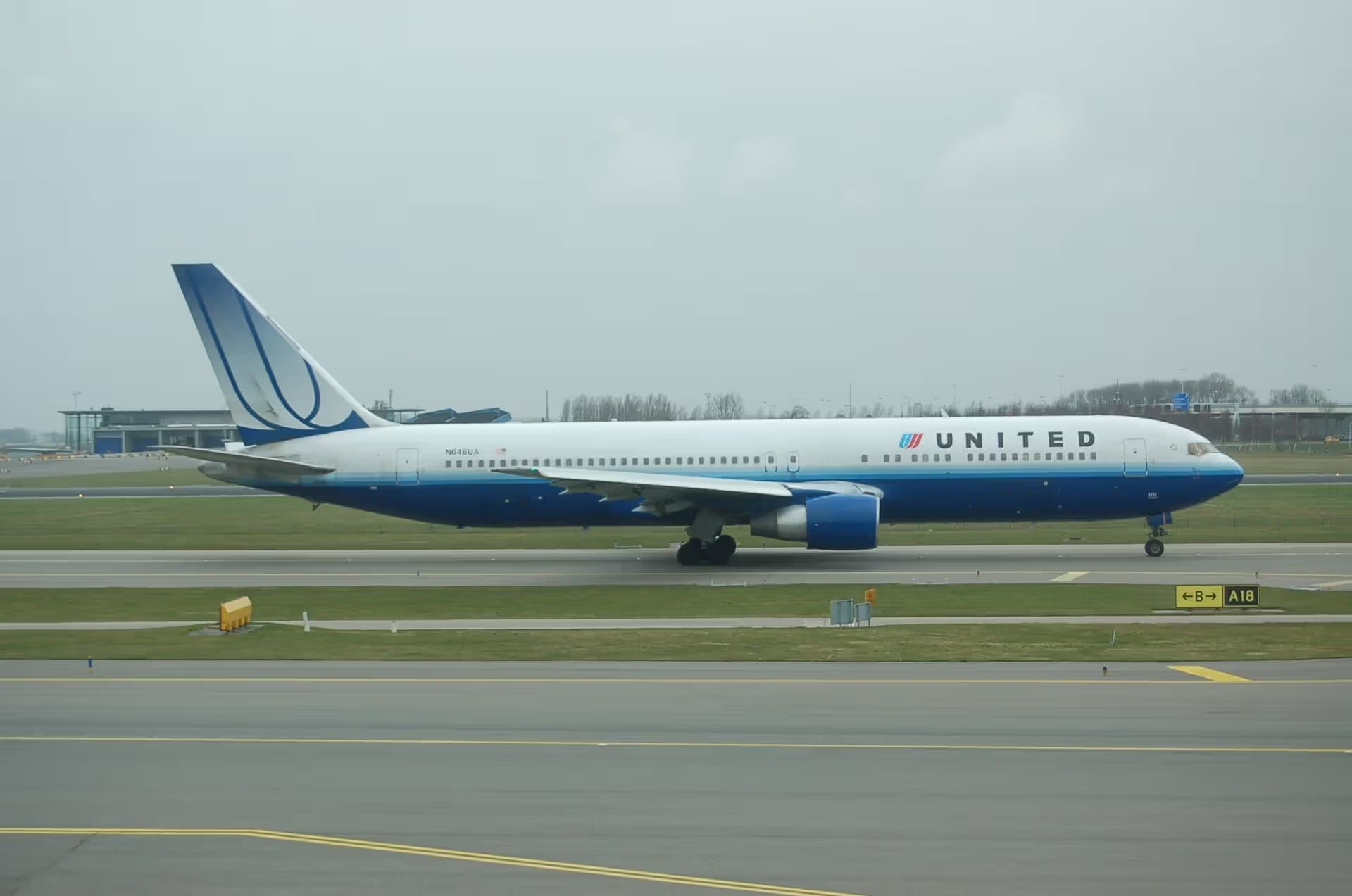 N646UA — Twin-engine aircraft