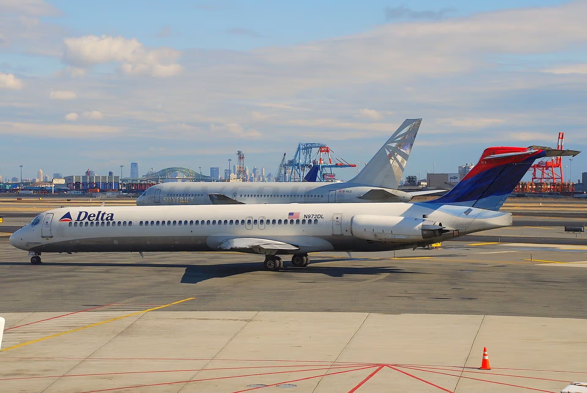 N972DL — Twin-engine aircraft