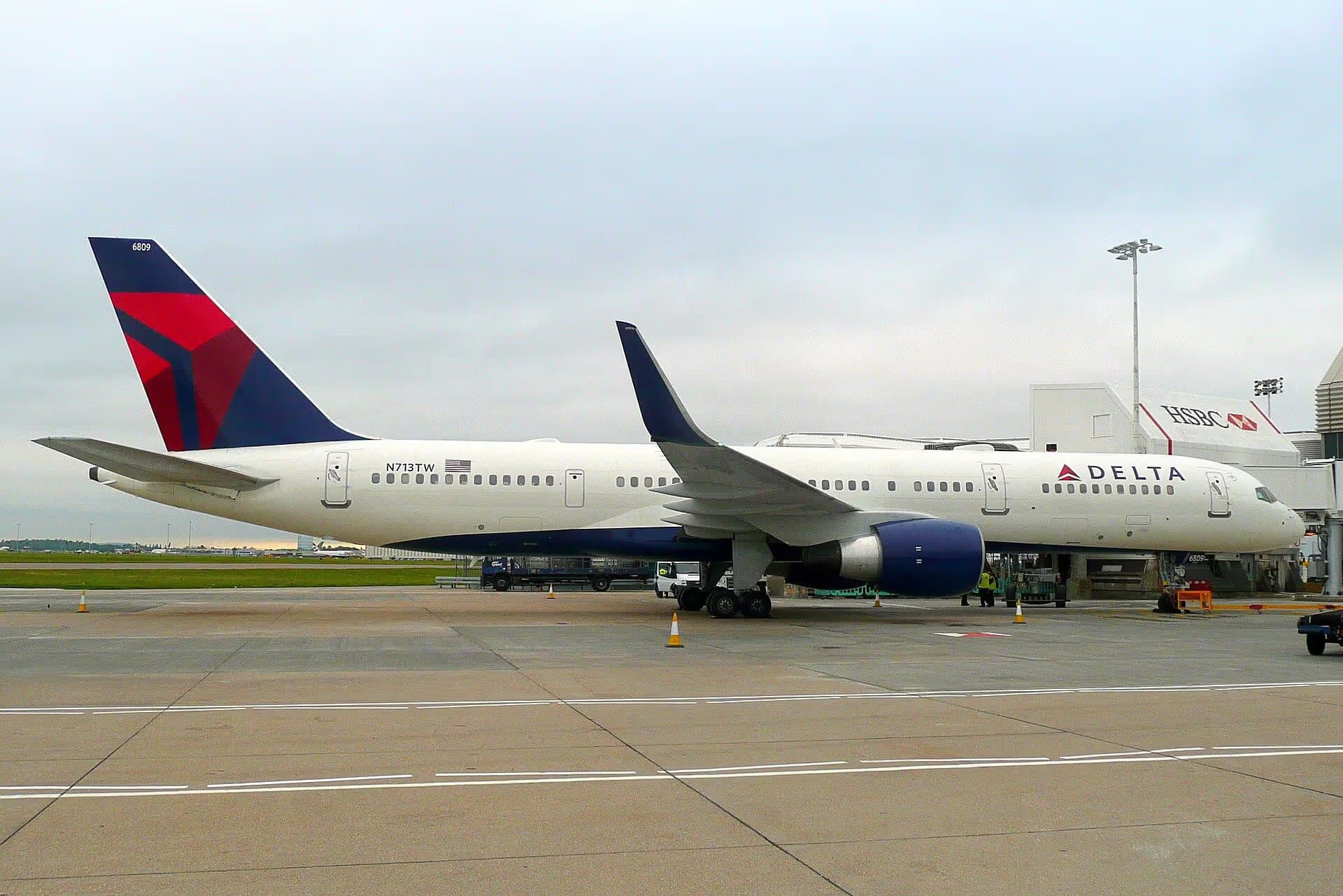 N713TW — Twin-engine aircraft