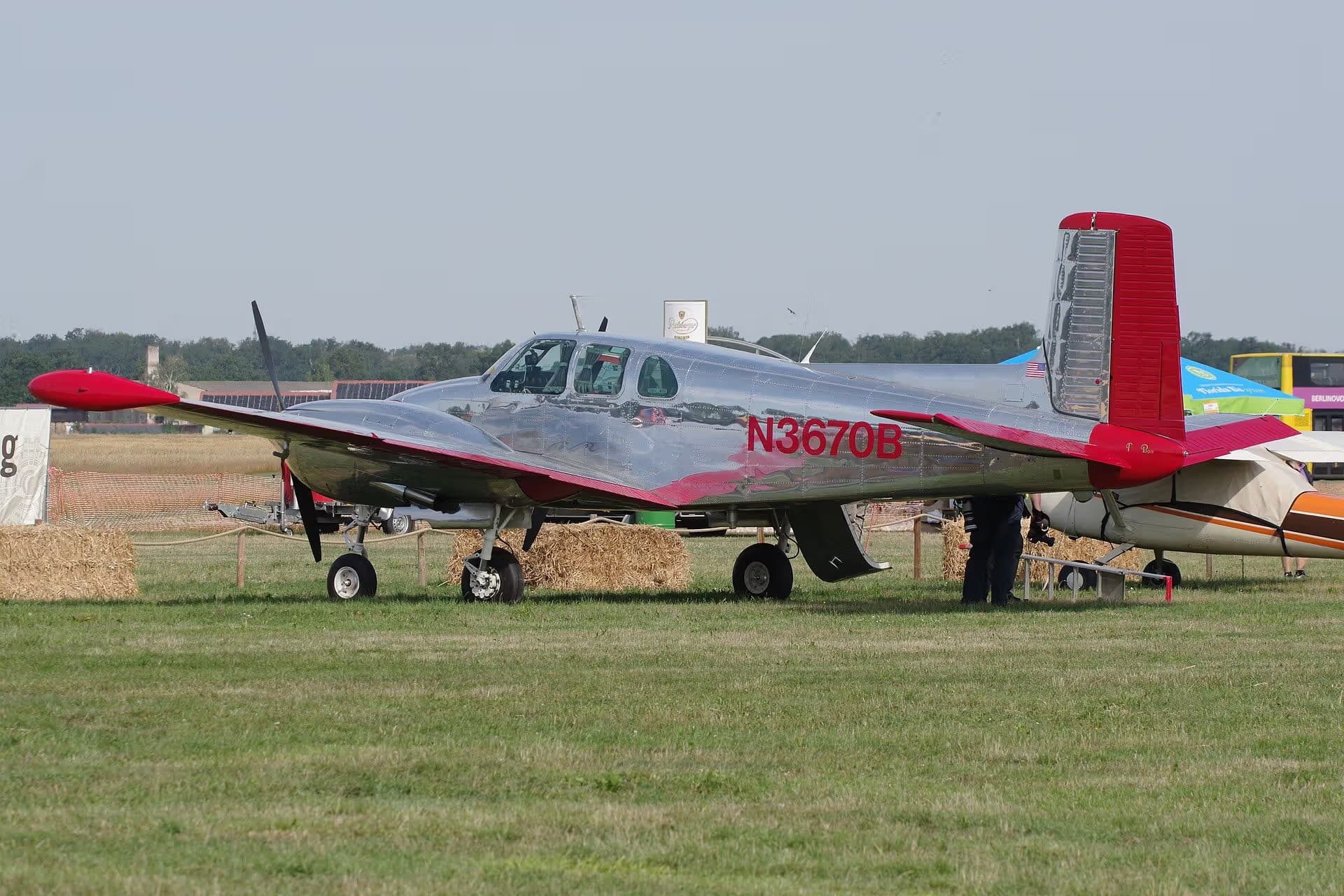 N3670B — Twin-engine aircraft