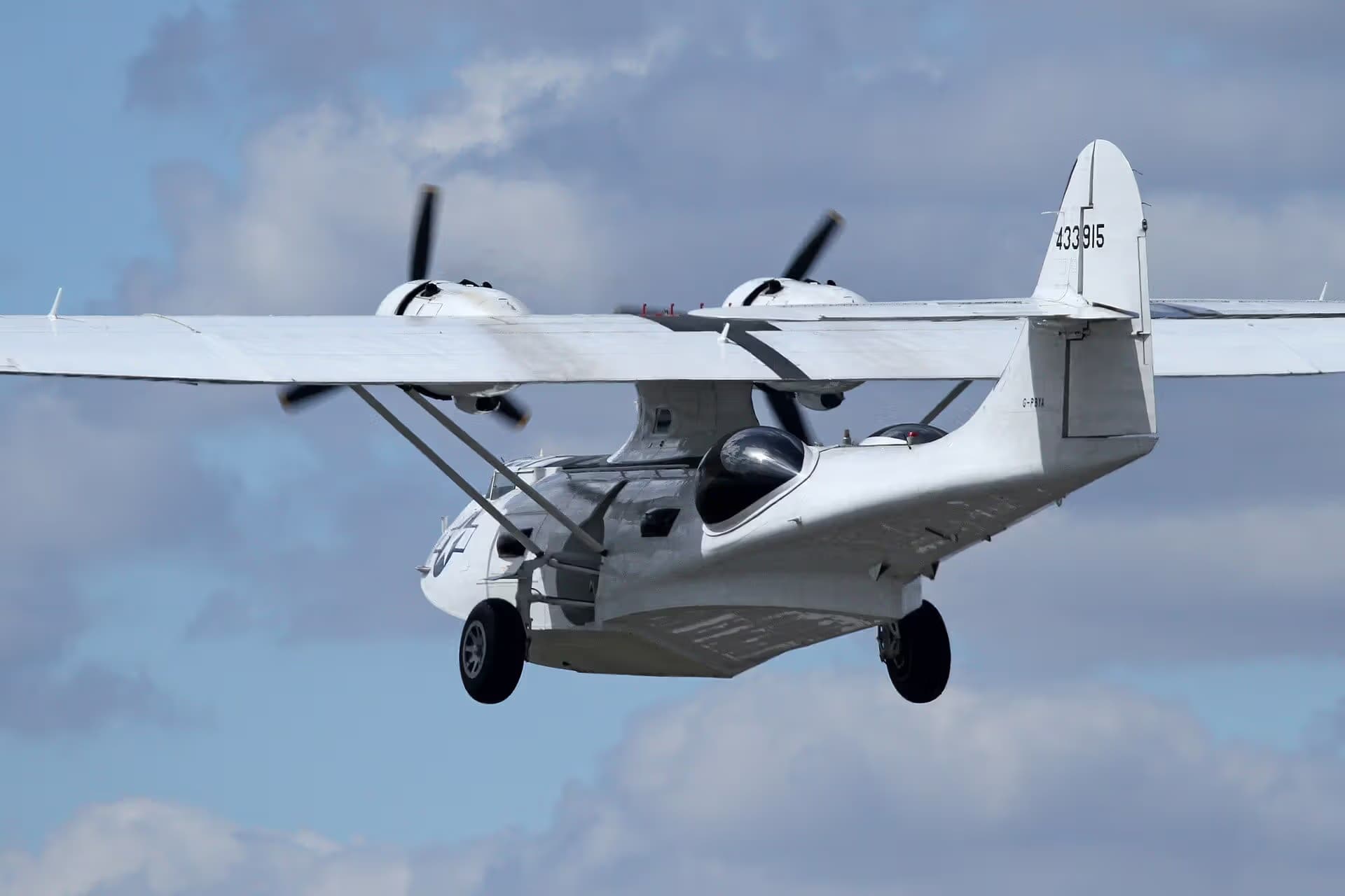 Unidentified — Twin-engine aircraft
