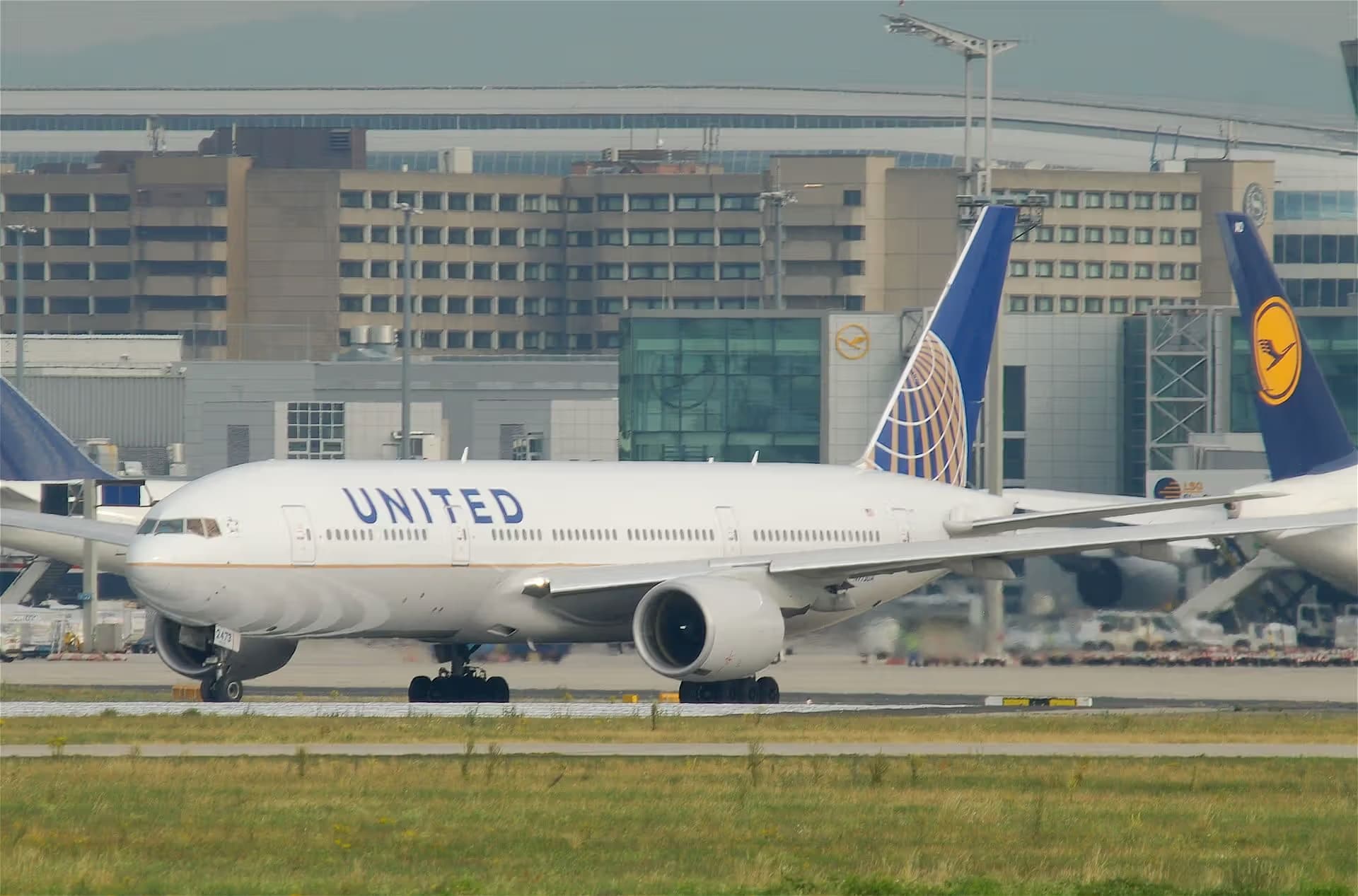 N773UA — Twin-engine aircraft