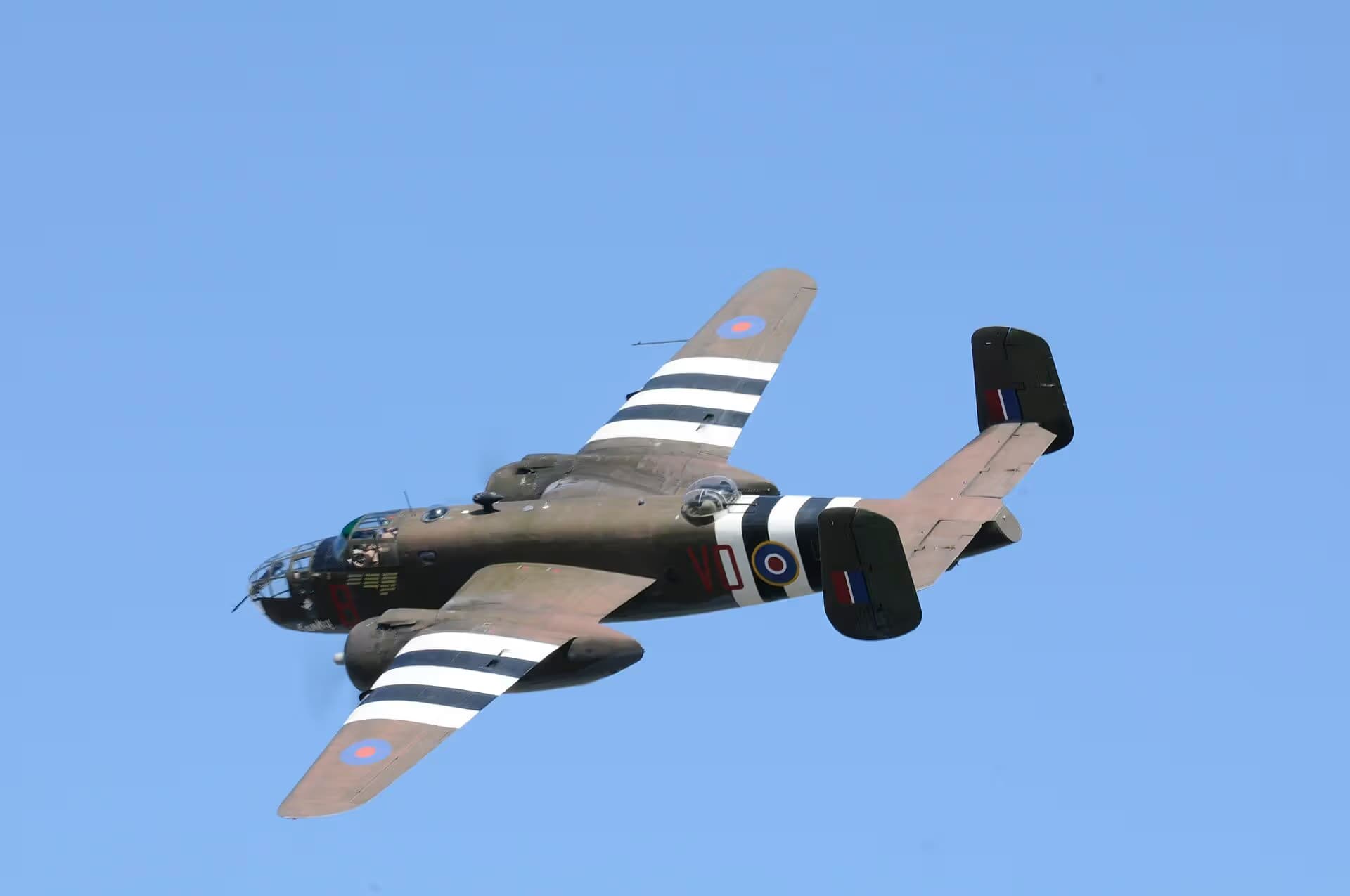 Unidentified — Twin-engine aircraft