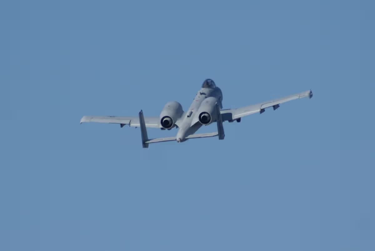 Unidentified — Twin-engine aircraft