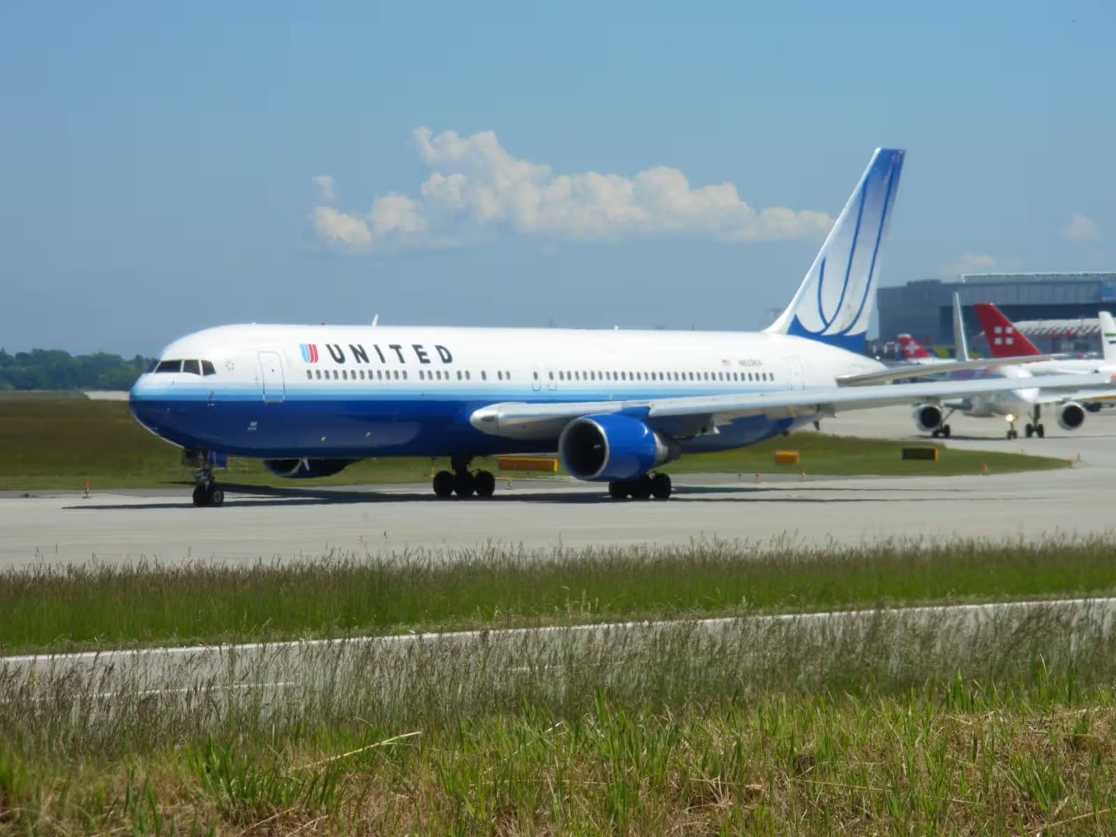 N659UA — Twin-engine aircraft at Geneva International Airport