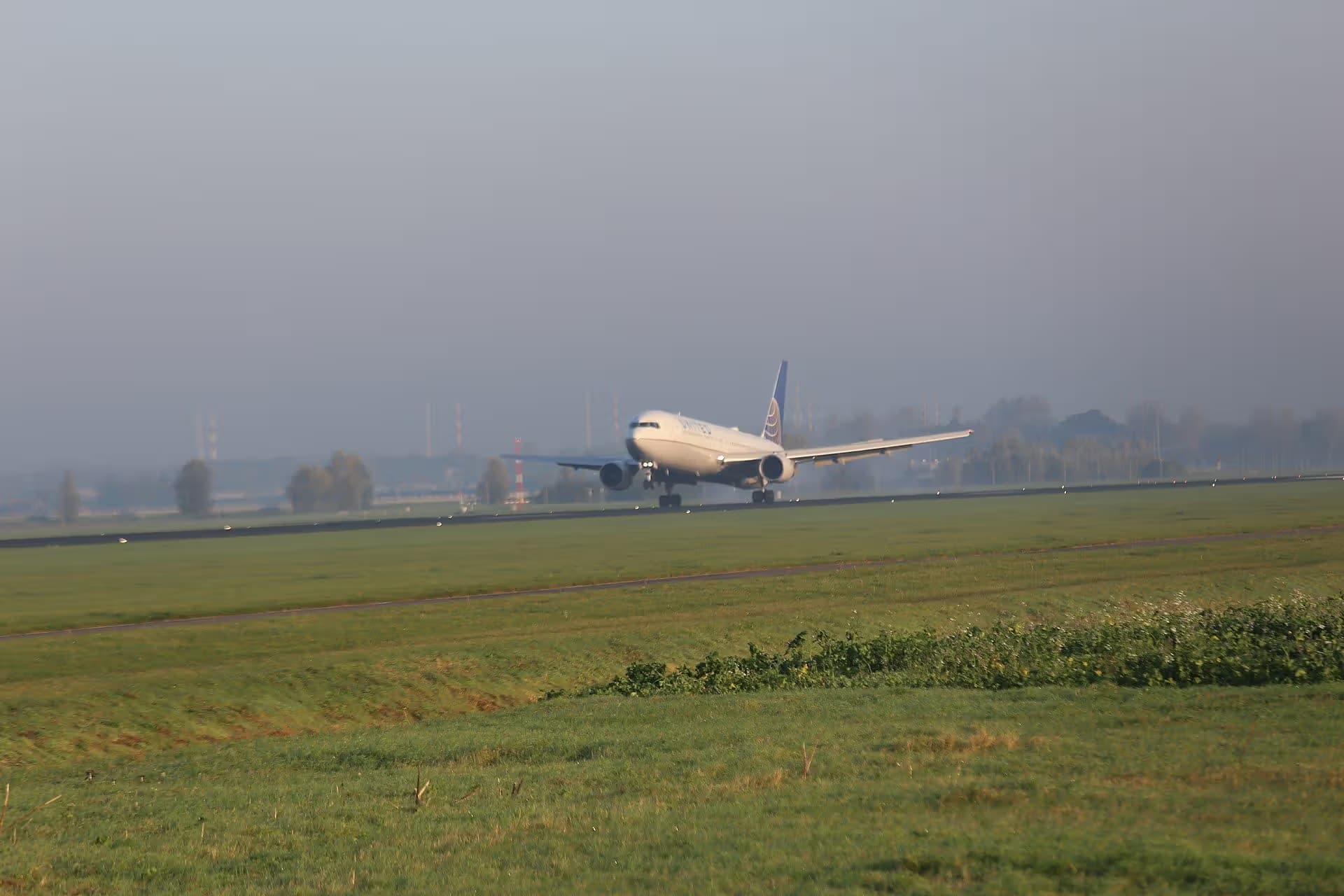 N646UA — Twin-engine aircraft