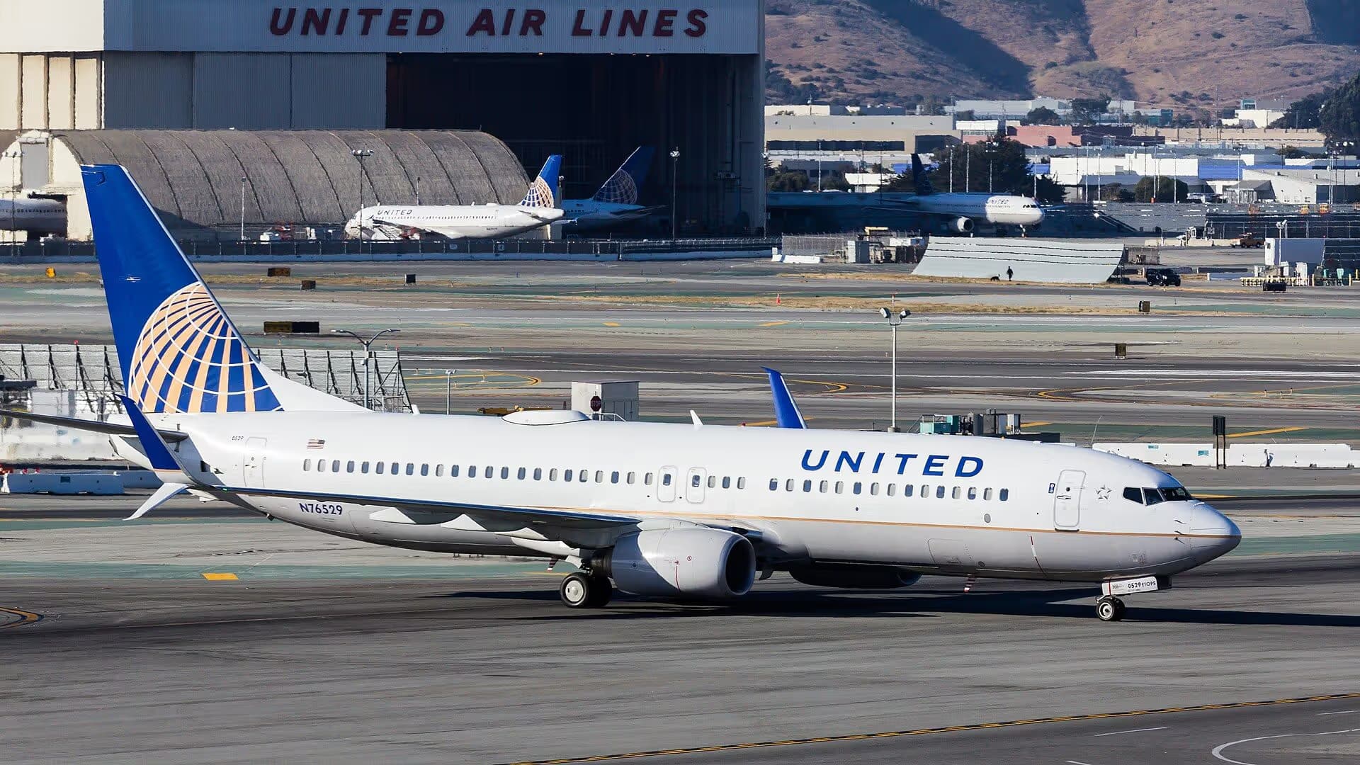 N76529 — Twin-engine aircraft at San Francisco International Airport