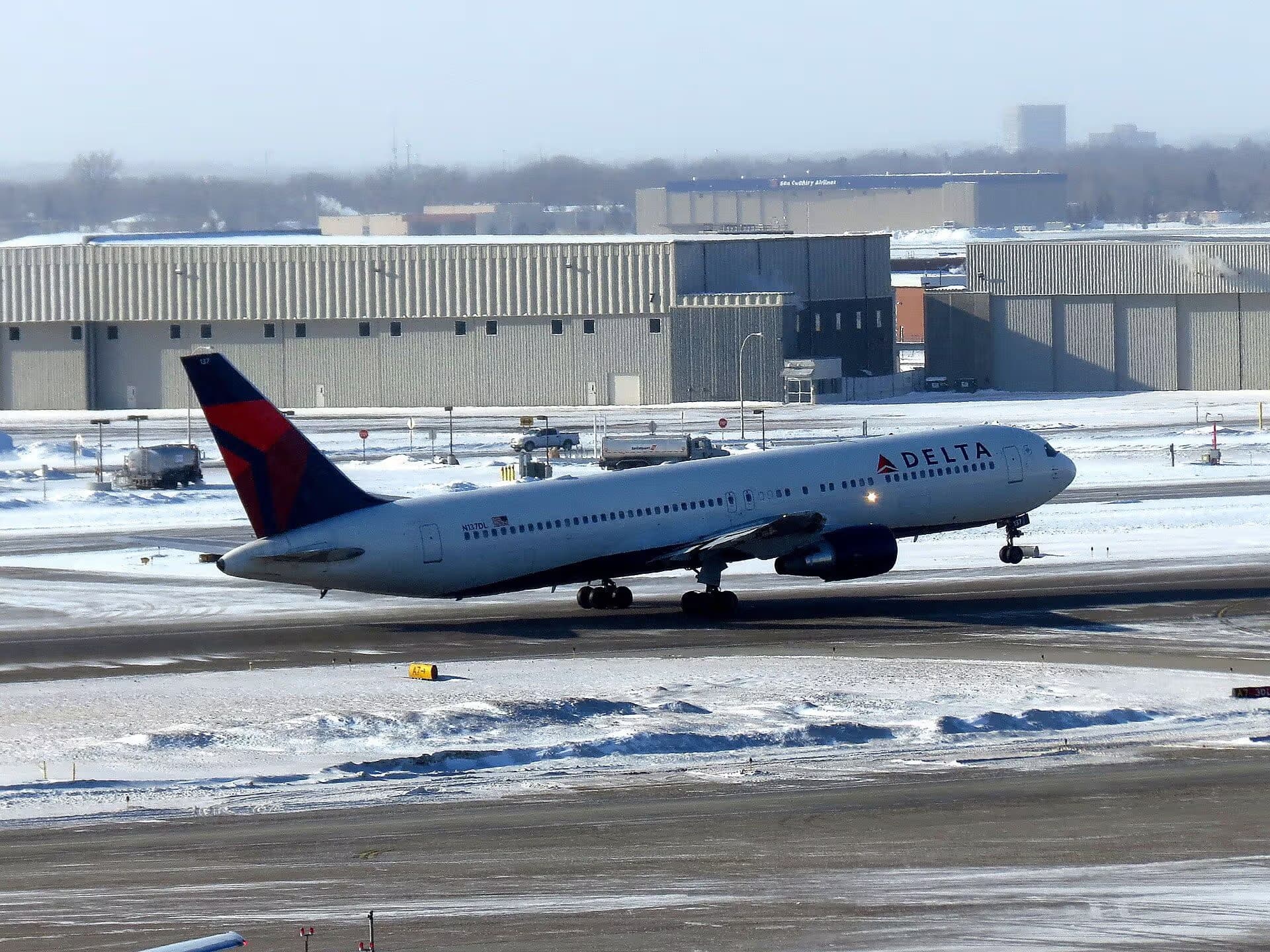N137DL — Boeing