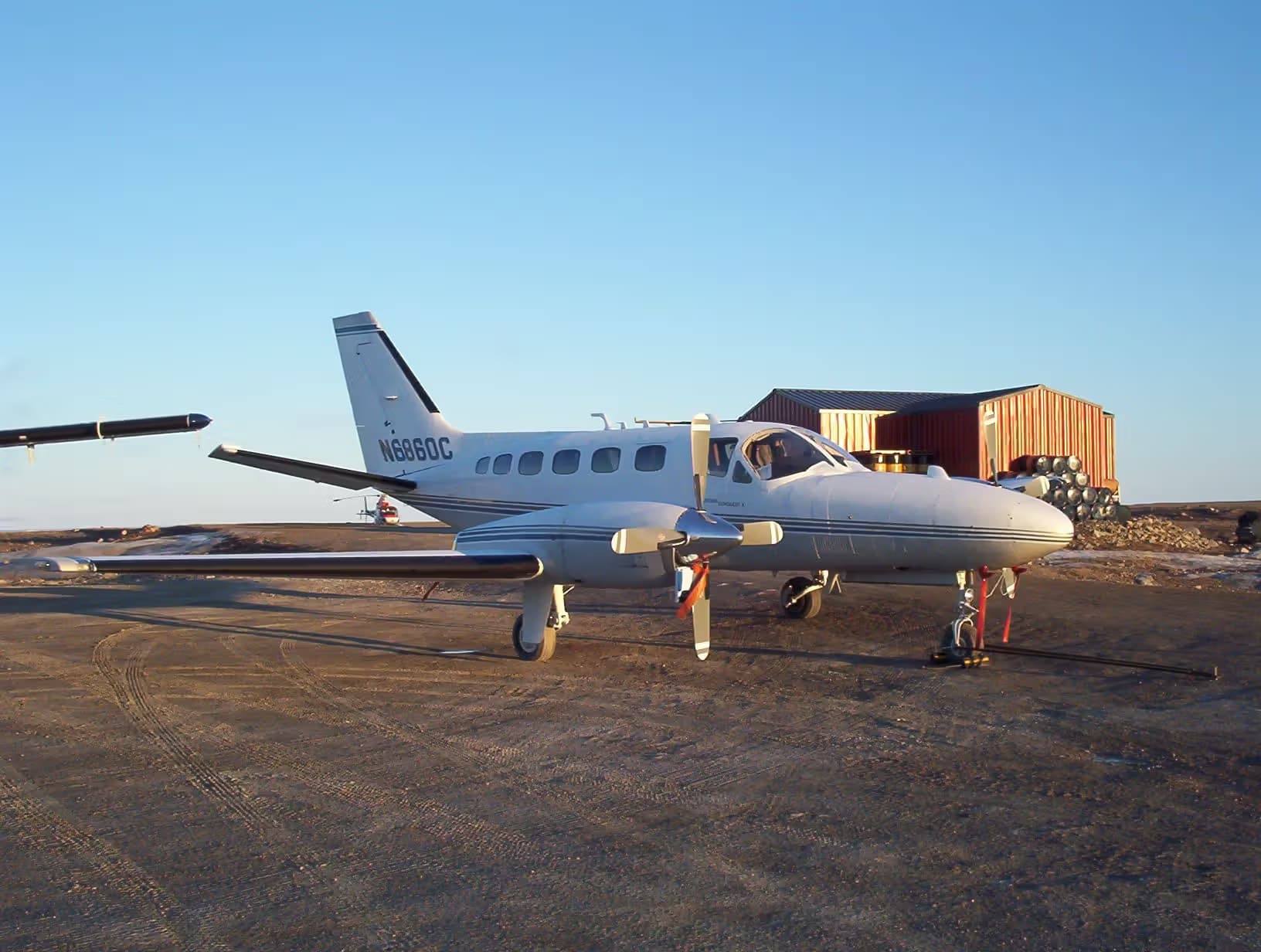 N6860C — Twin-engine aircraft