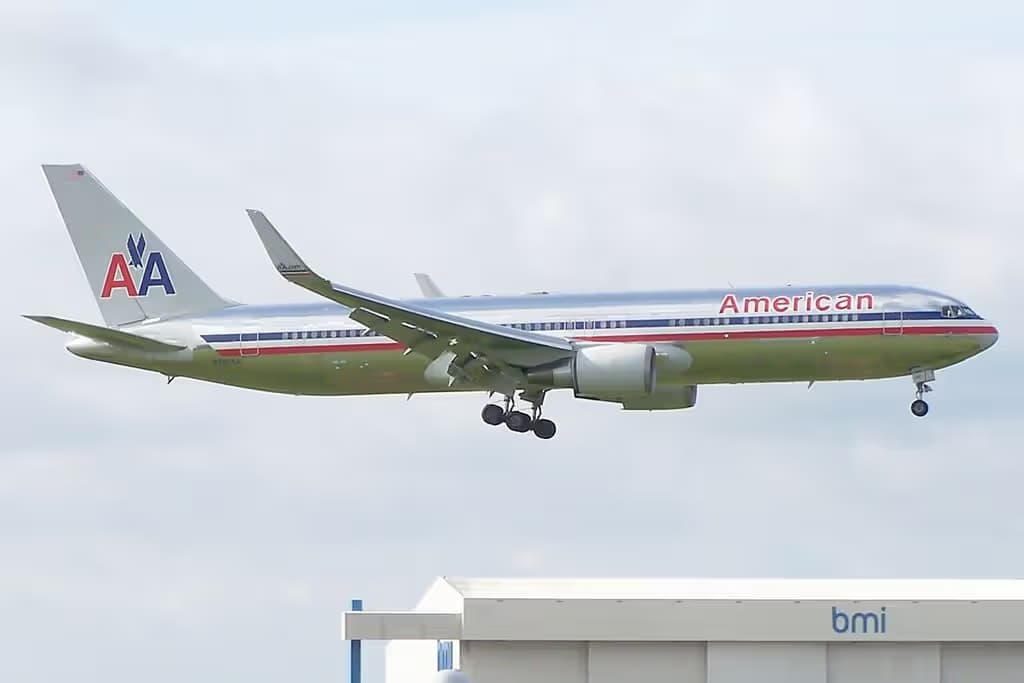 N390AA — Boeing