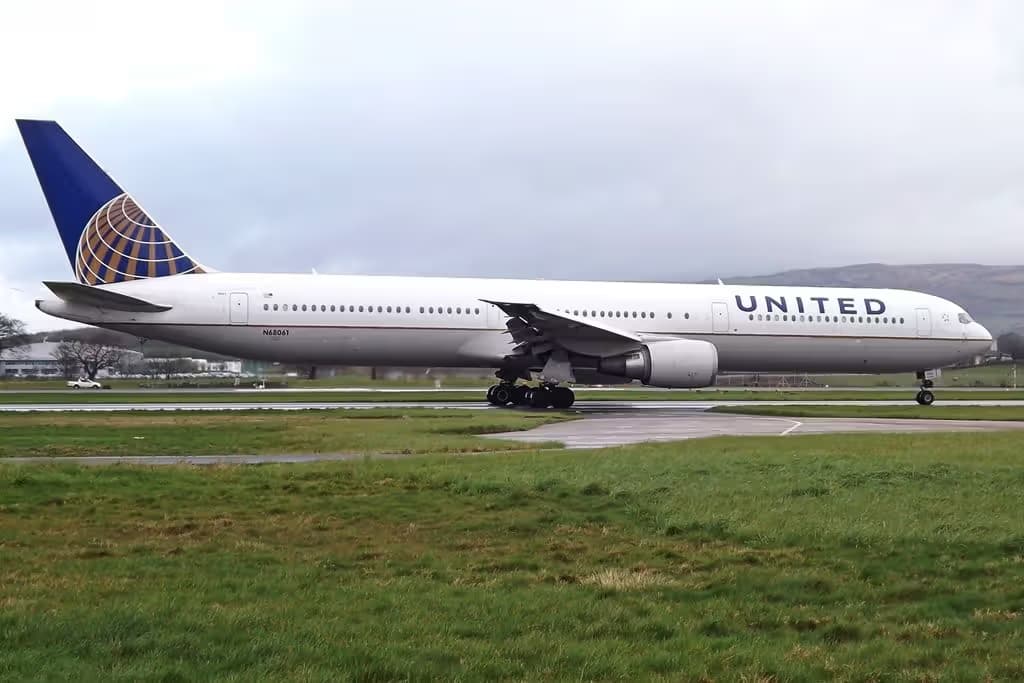 N68061 — Twin-engine aircraft
