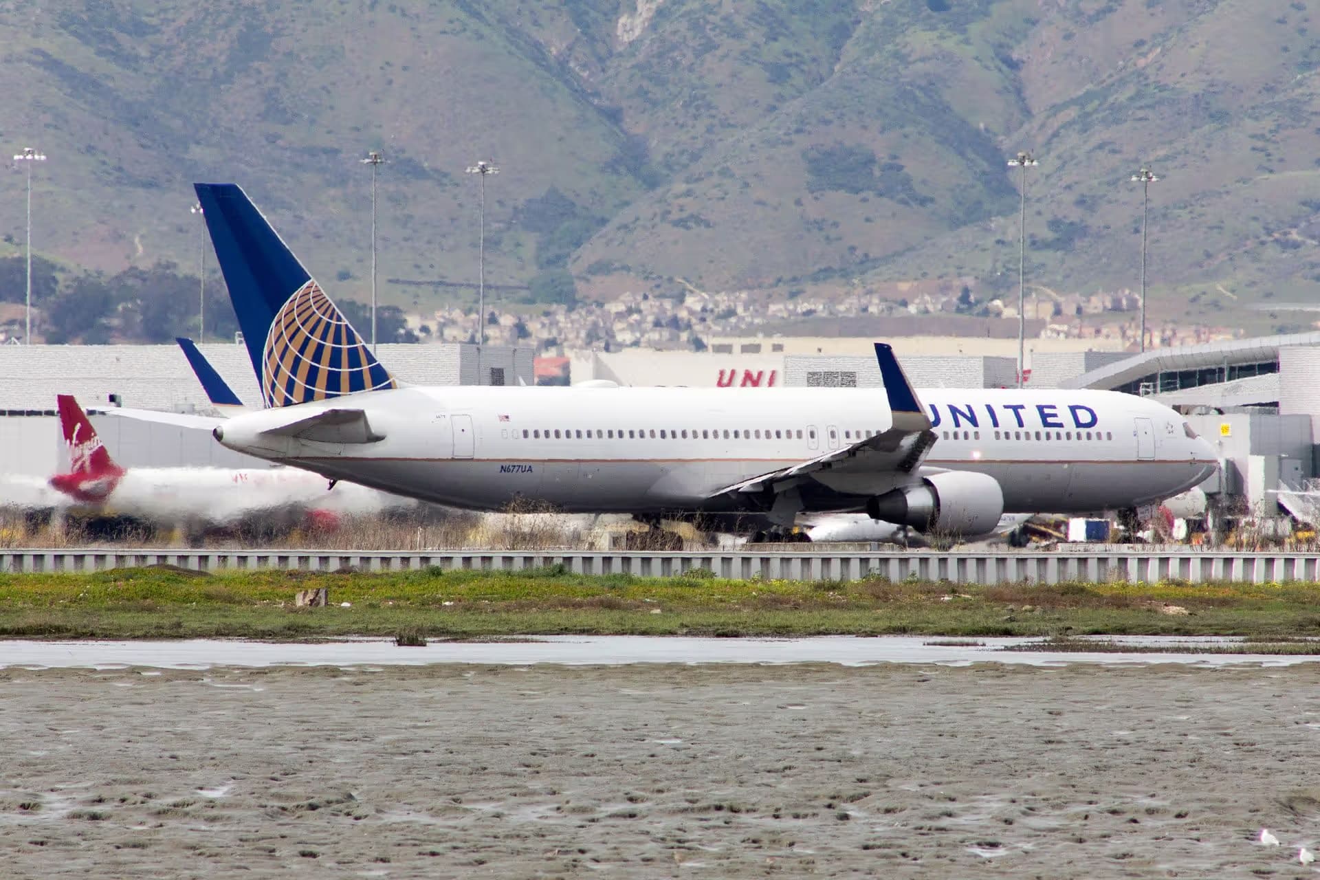 N677UA — Twin-engine aircraft
