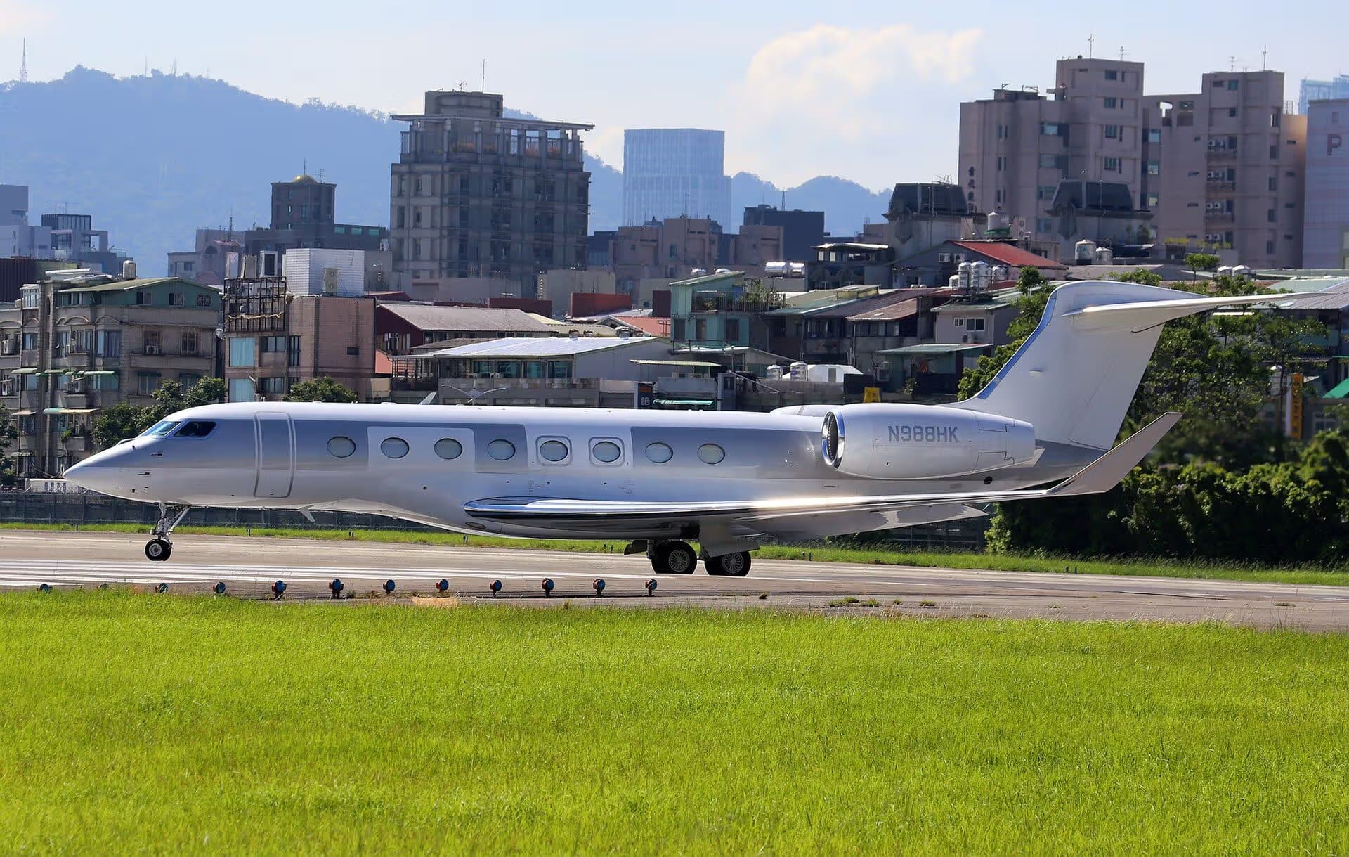 N988HK — Business jet