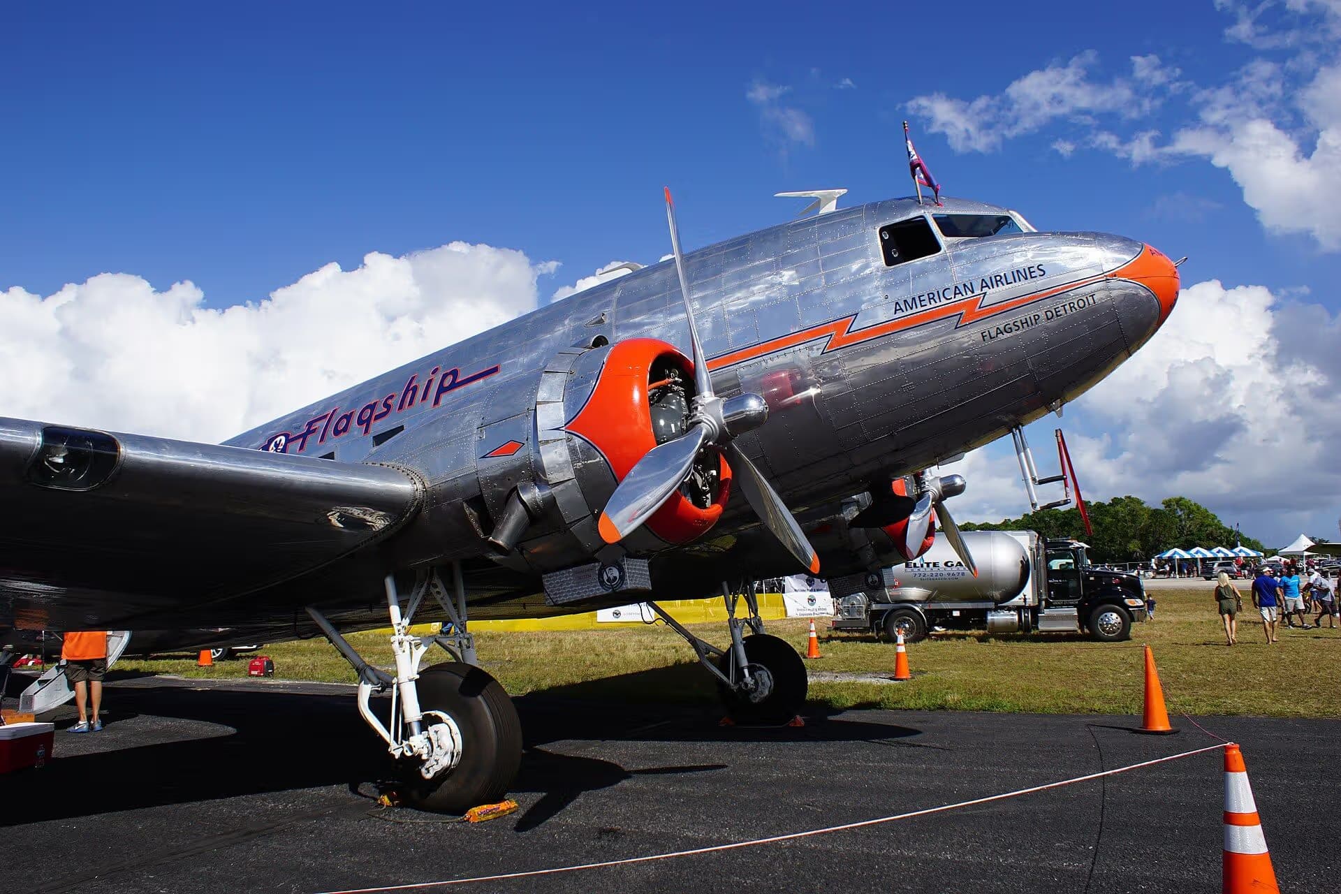 Unidentified — Twin-engine aircraft