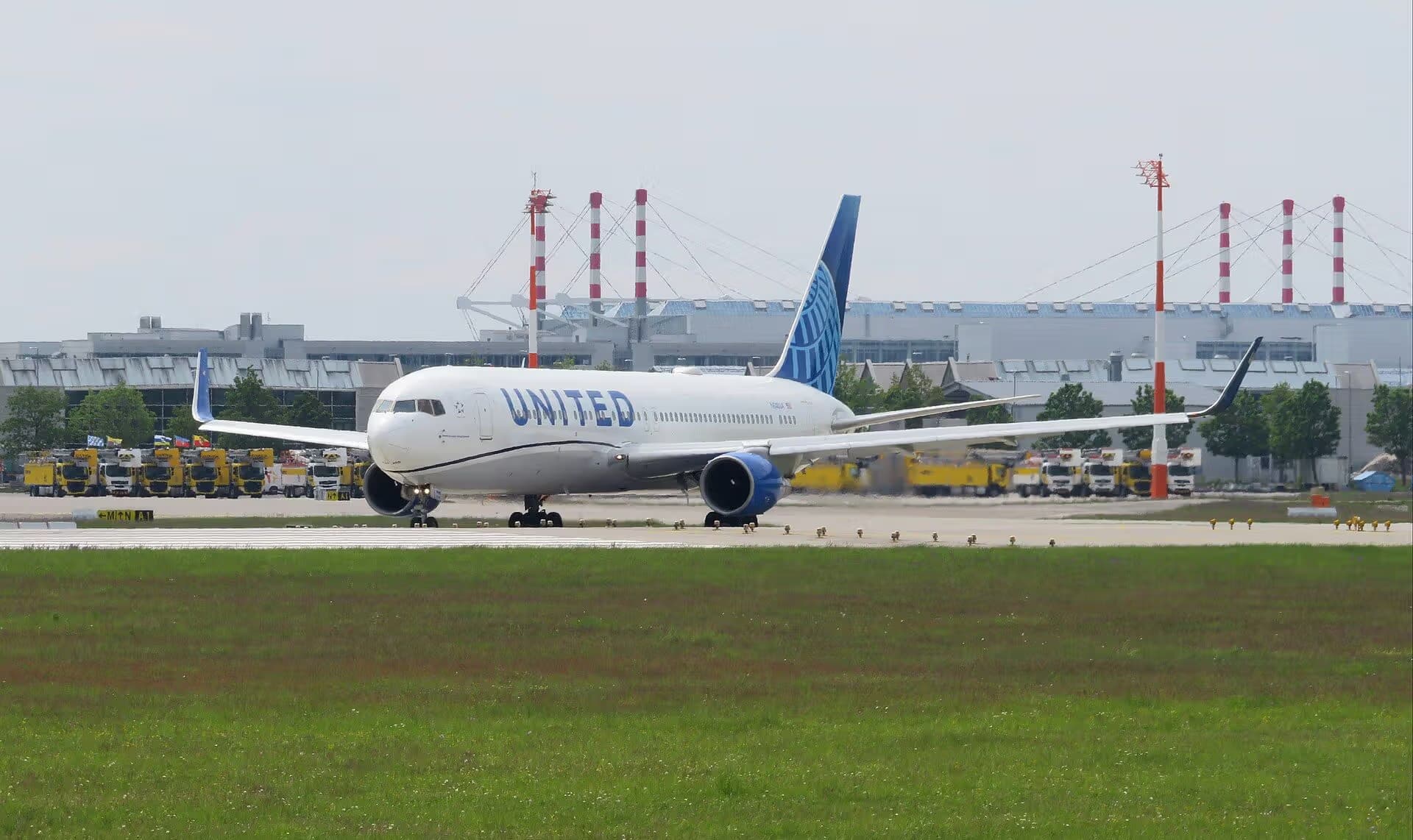 N648UA — Twin-engine aircraft