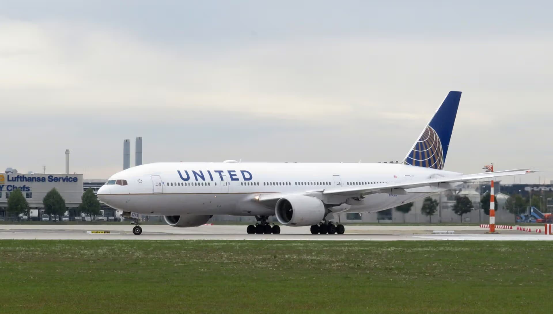 N793UA — Twin-engine aircraft at Munich Airport