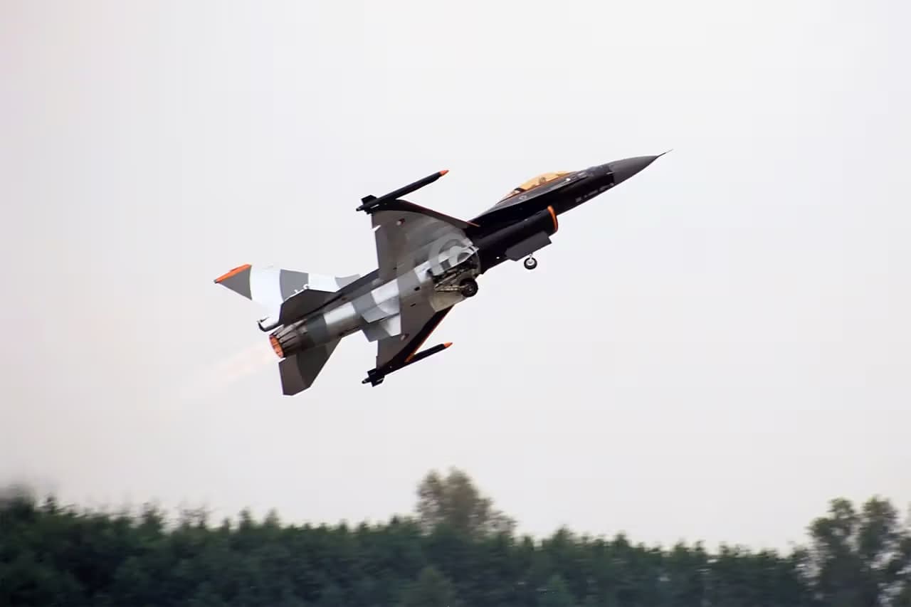 Unidentified — Single-engine aircraft