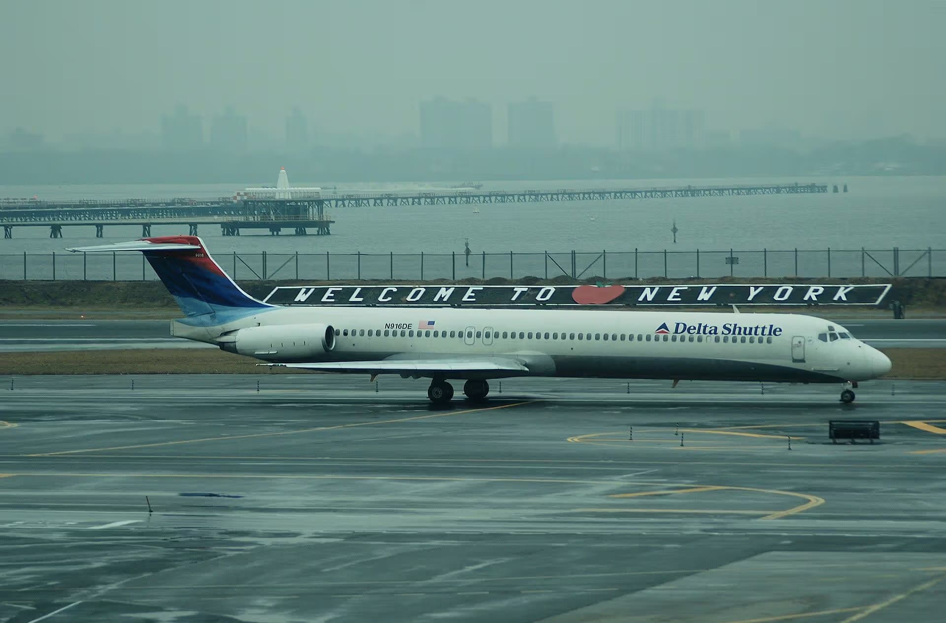 N916DE — Aircraft