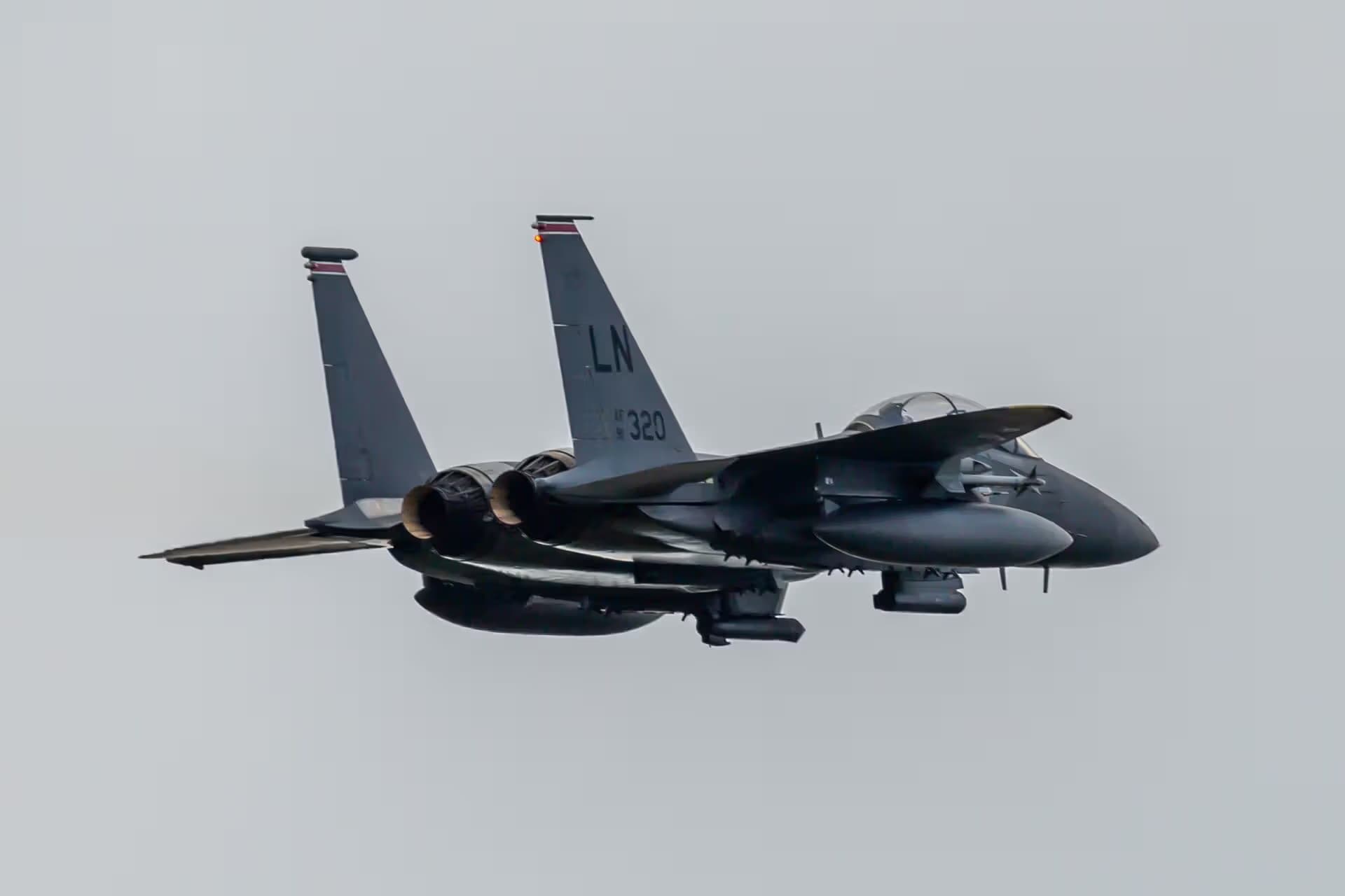 Unidentified — Twin-engine aircraft