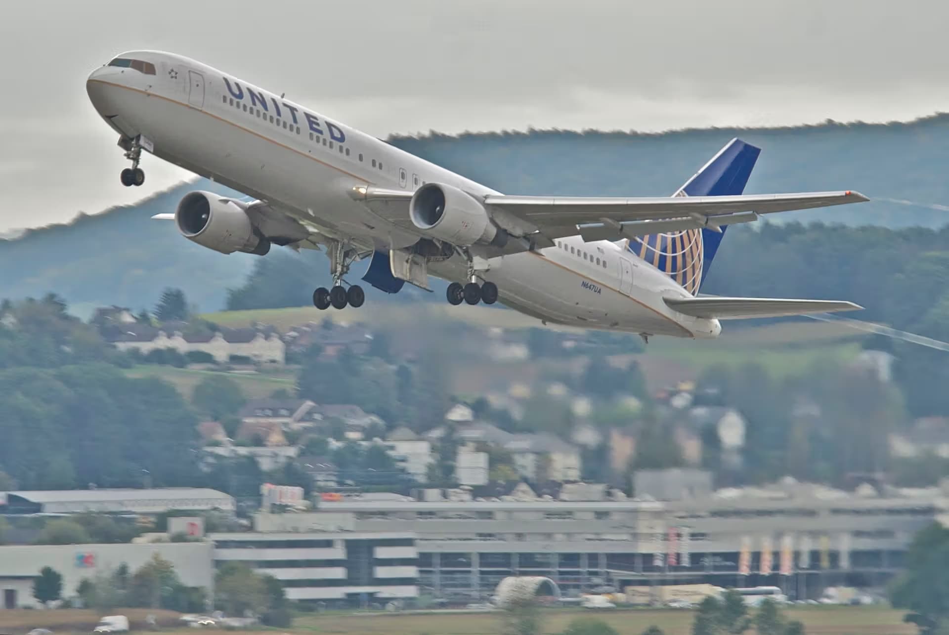 N647UA — Boeing