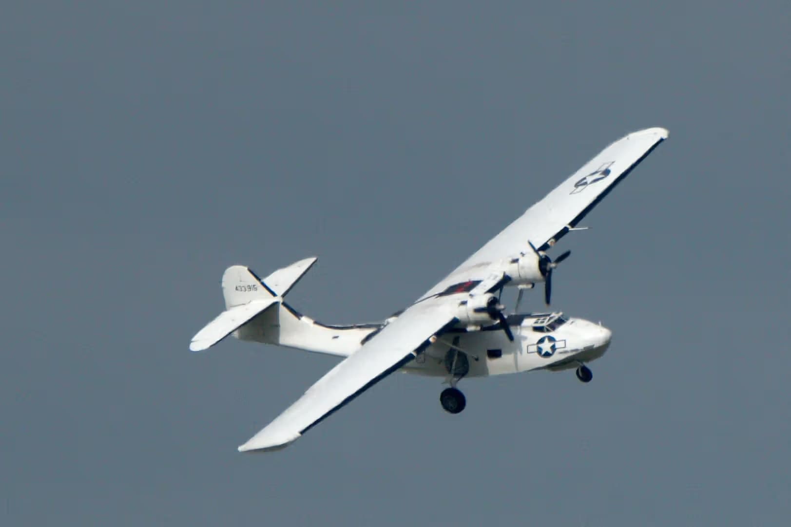 Unidentified — Twin-engine aircraft