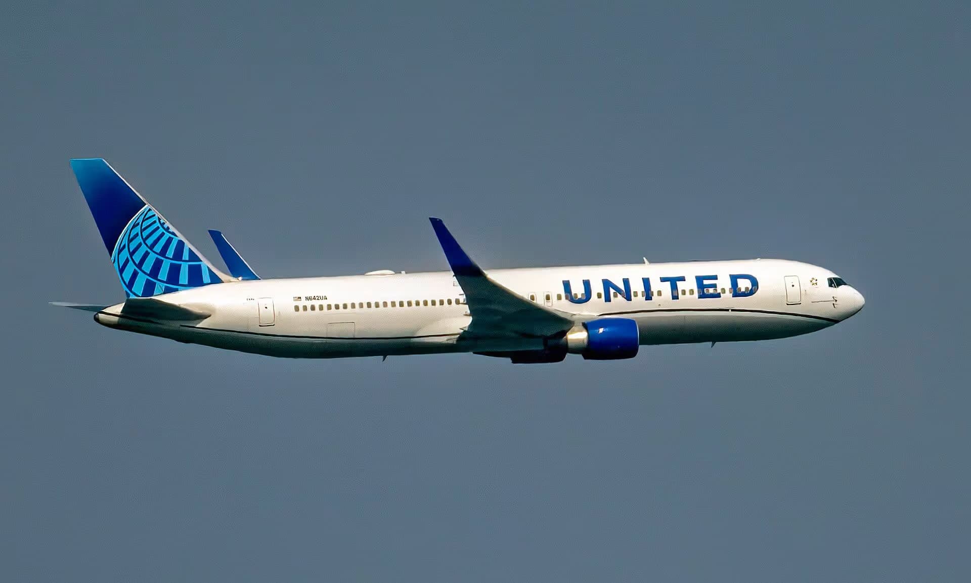N642UA — Twin-engine aircraft