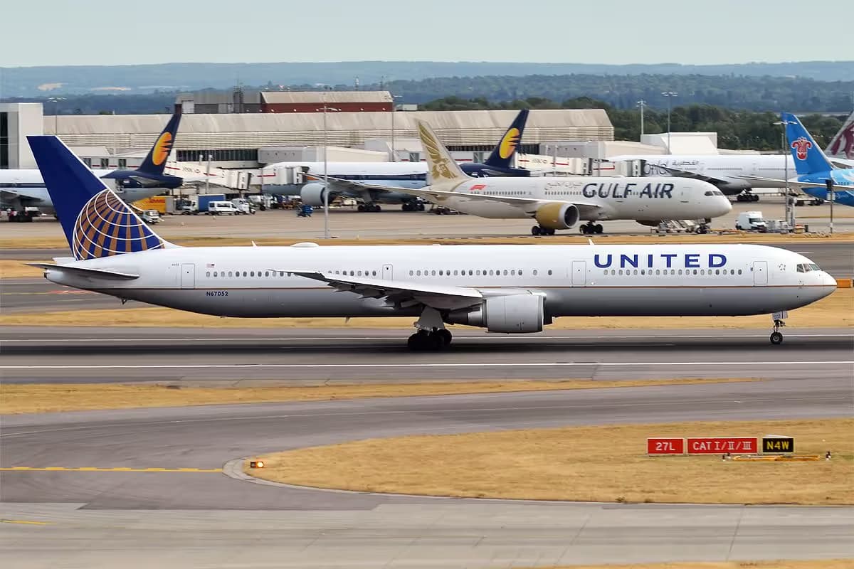 N67052 — Twin-engine aircraft