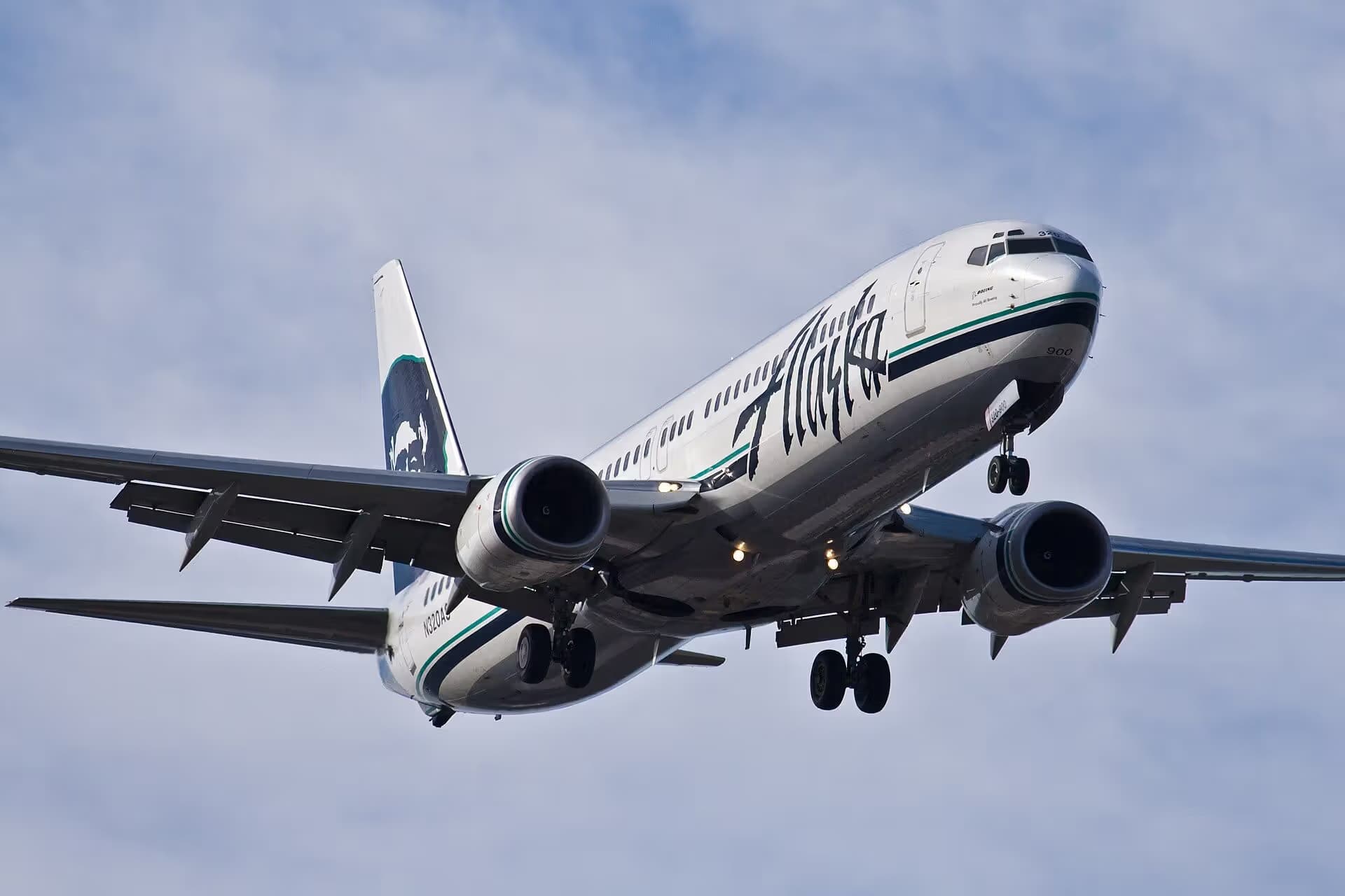 N320AS — Boeing