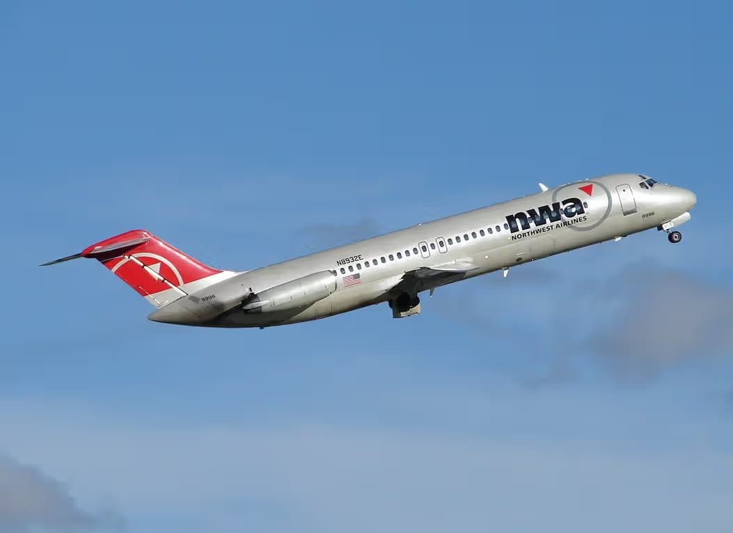 N8932E — Twin-engine aircraft
