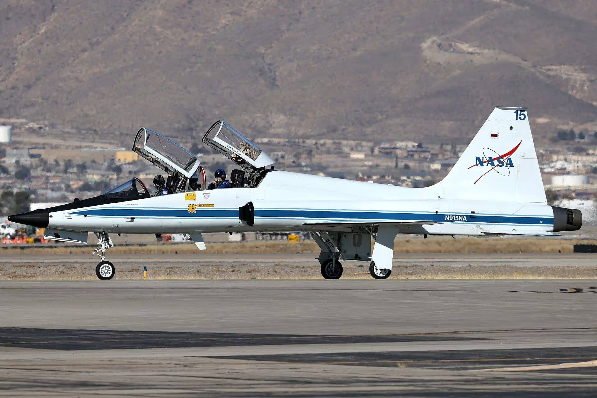 N915NA — Twin-engine aircraft