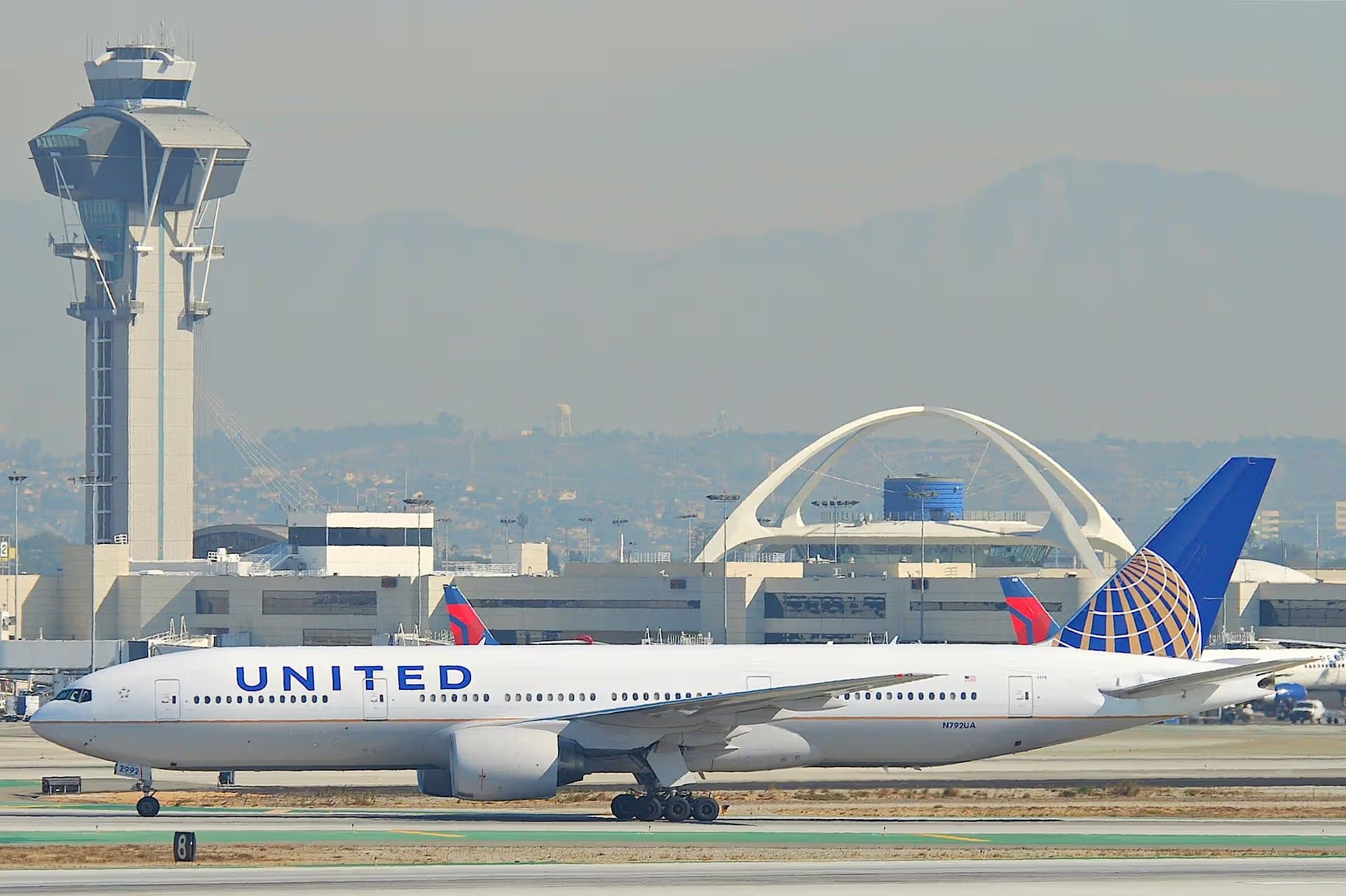 N792UA — Twin-engine aircraft
