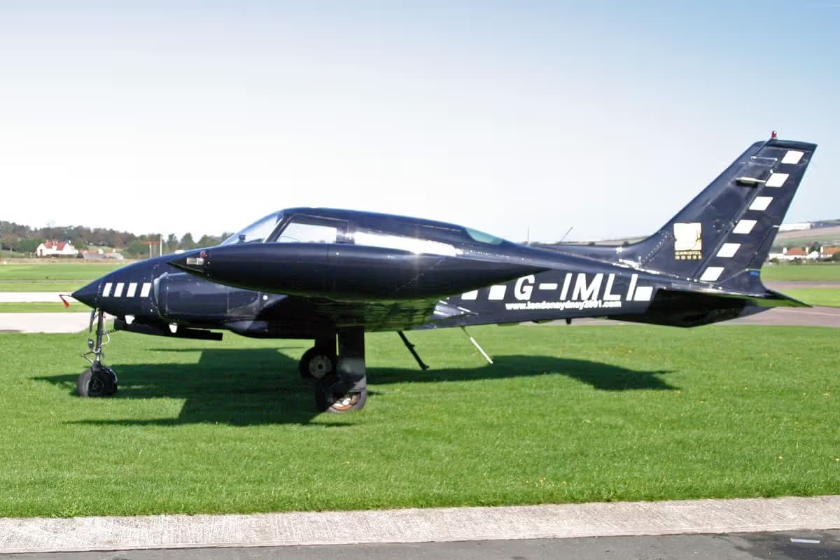 G-IMLI — Twin-engine aircraft