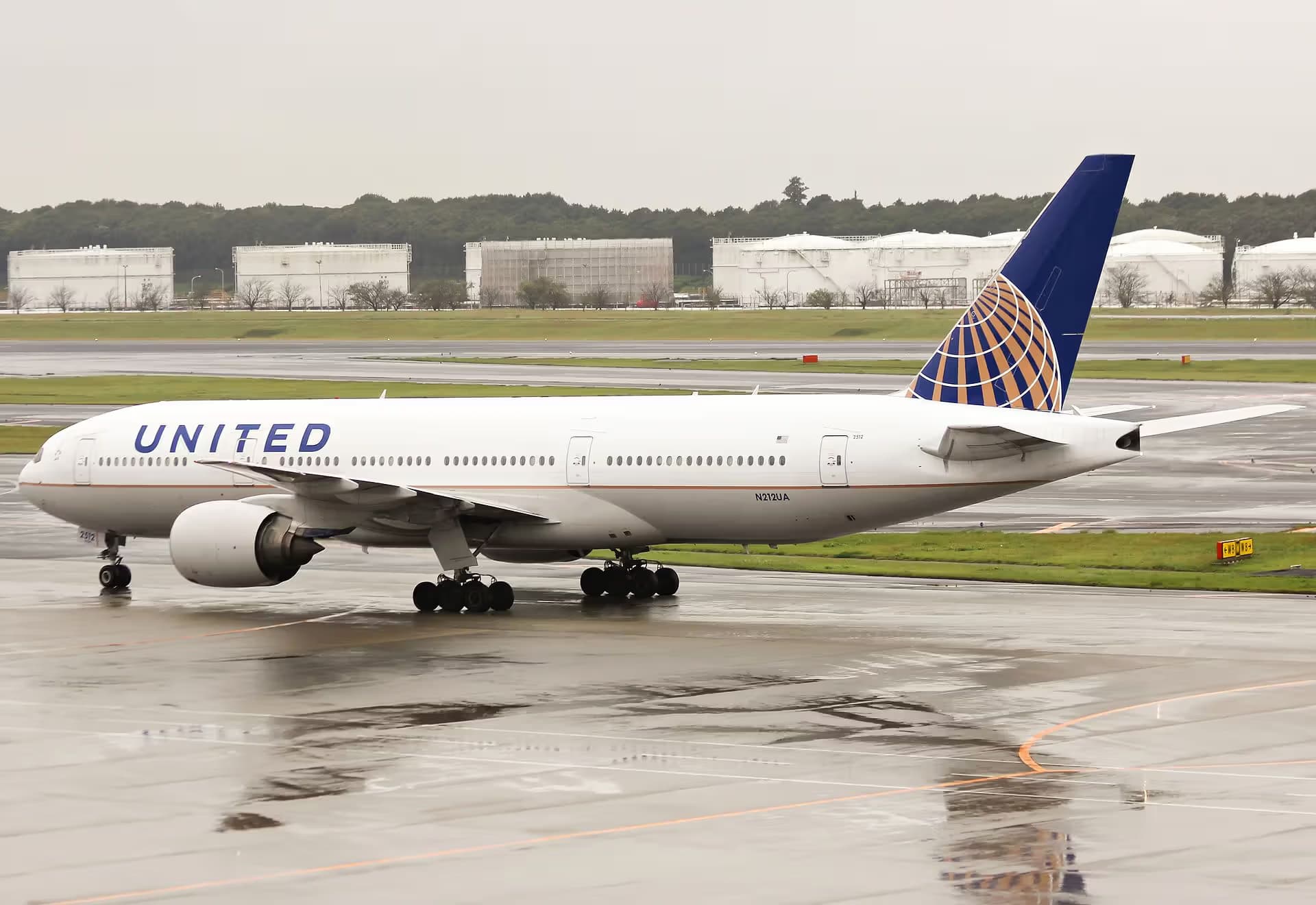 N212UA — Twin-engine aircraft