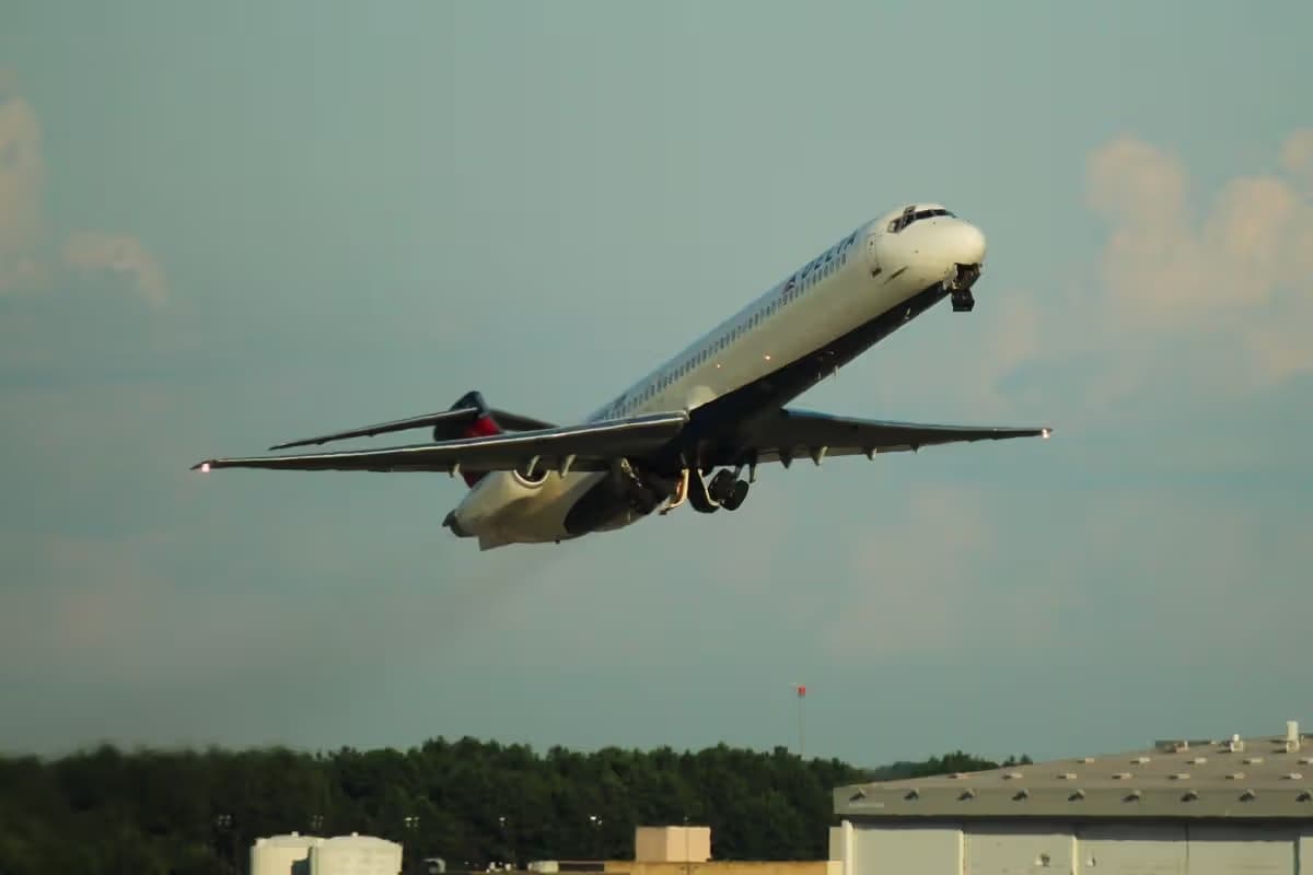N964DL — Twin-engine aircraft