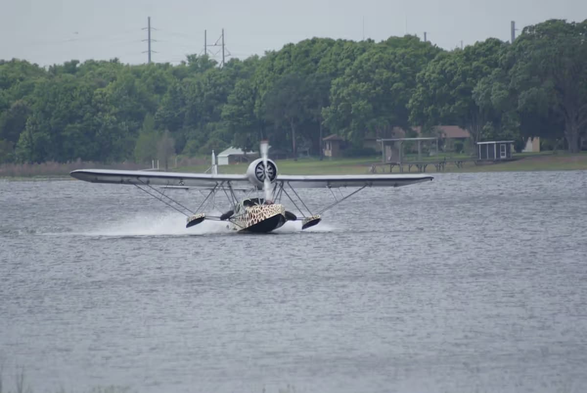 Unidentified — Single-engine aircraft