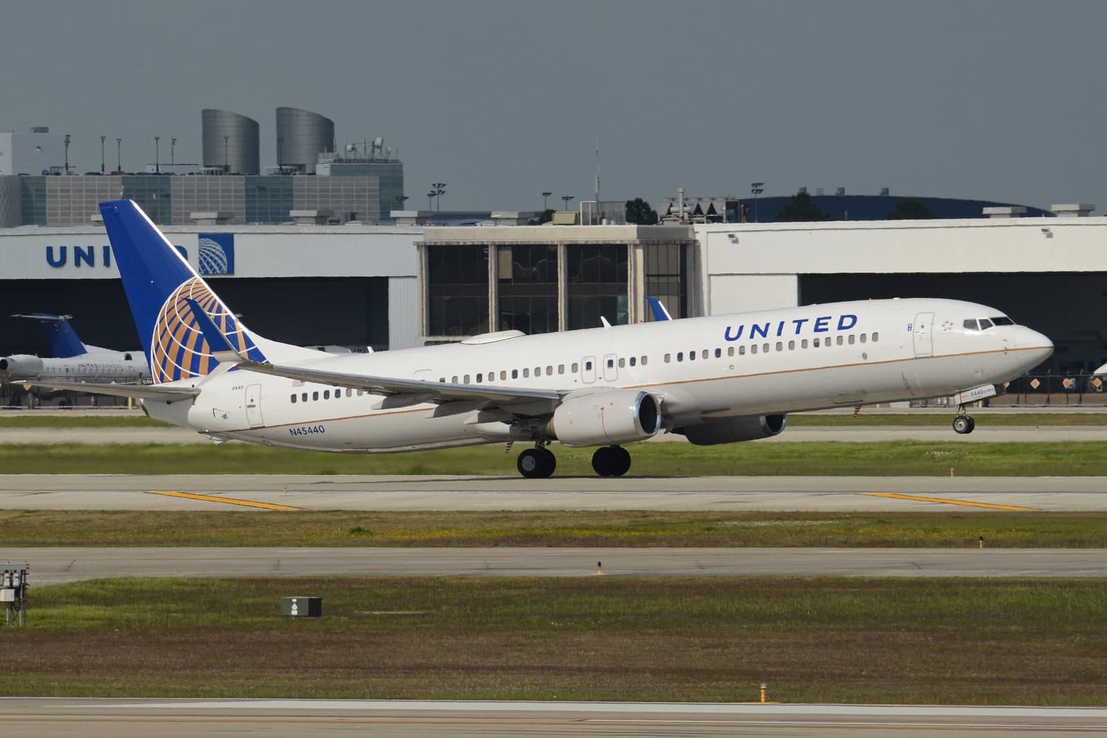 N45440 — Twin-engine aircraft