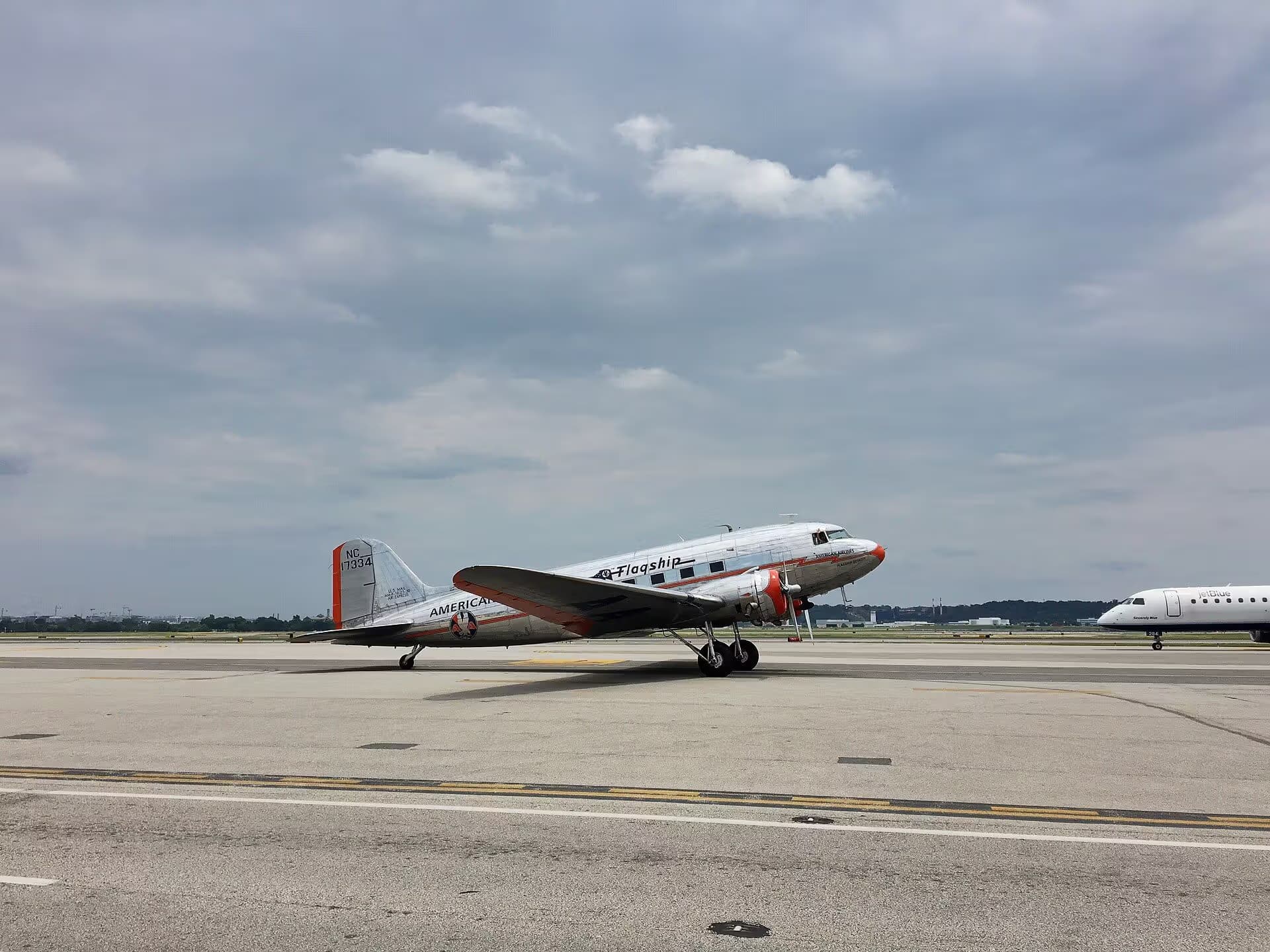 Unidentified — Twin-engine aircraft