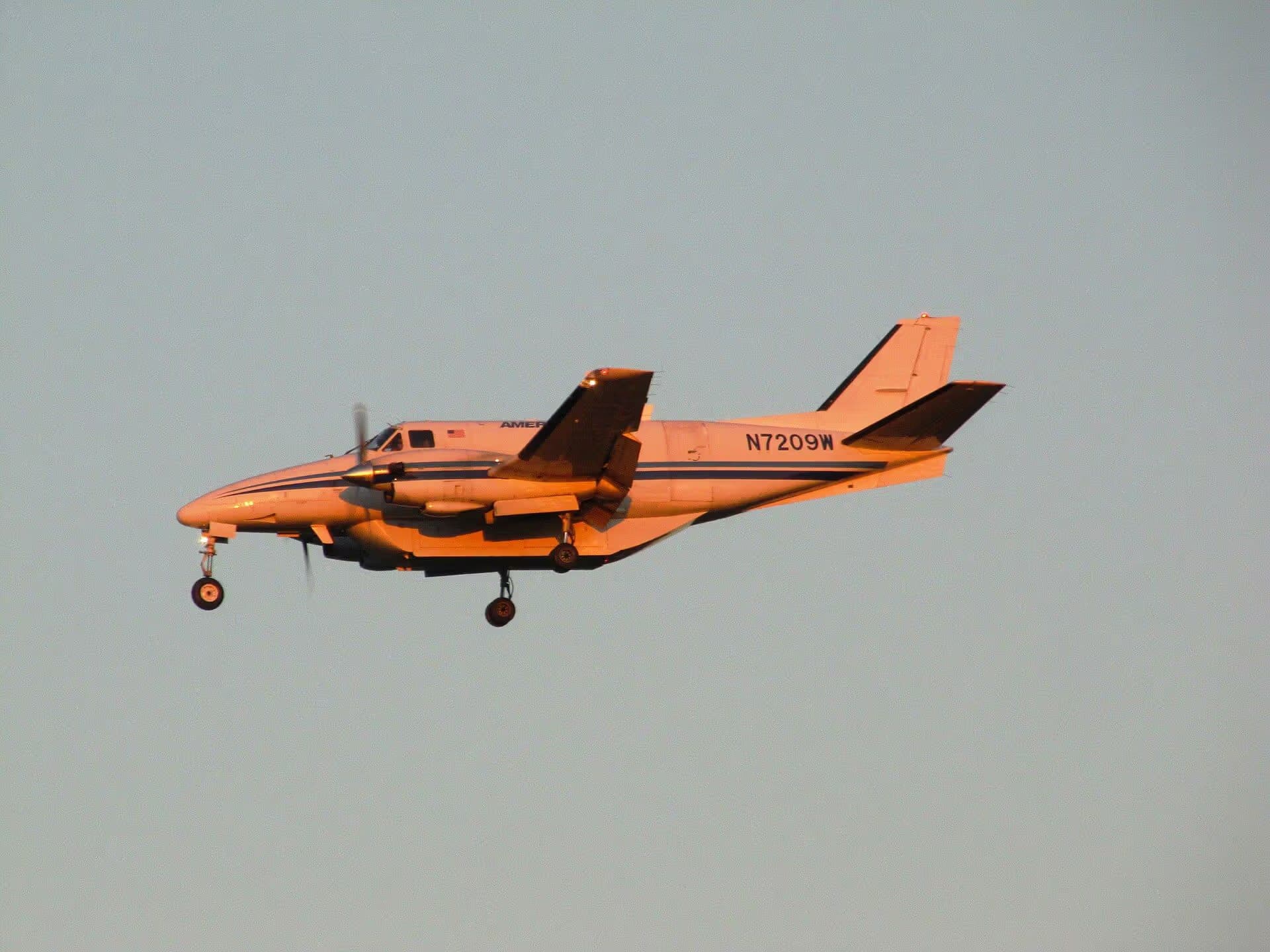 N7209W — Twin-engine aircraft