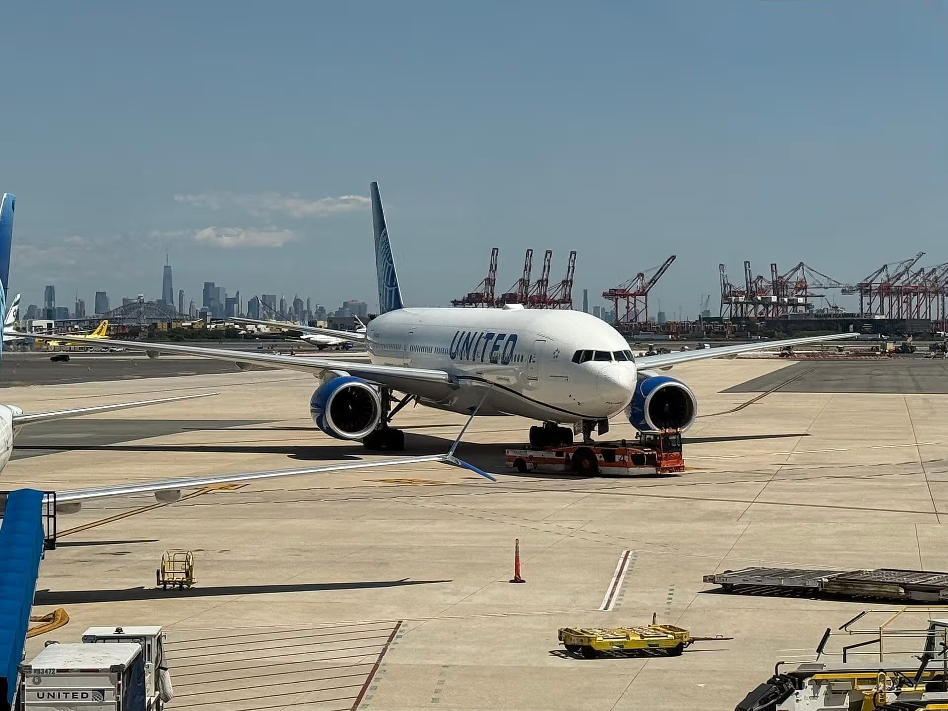 N210UA — Twin-engine aircraft at Newark Liberty International Airport