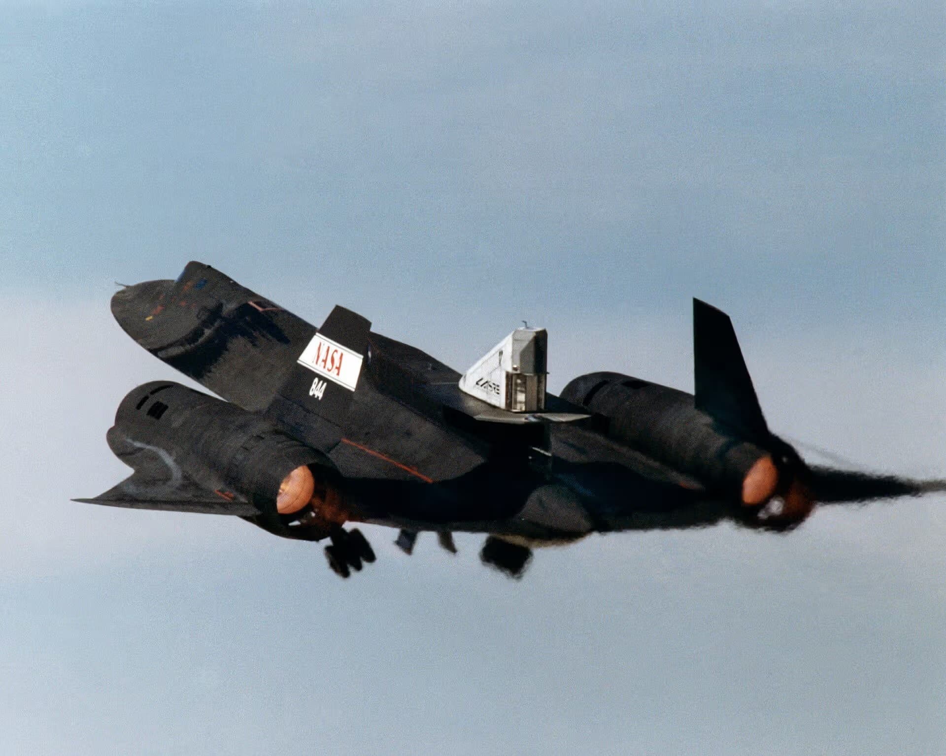 Unidentified — Twin-engine aircraft