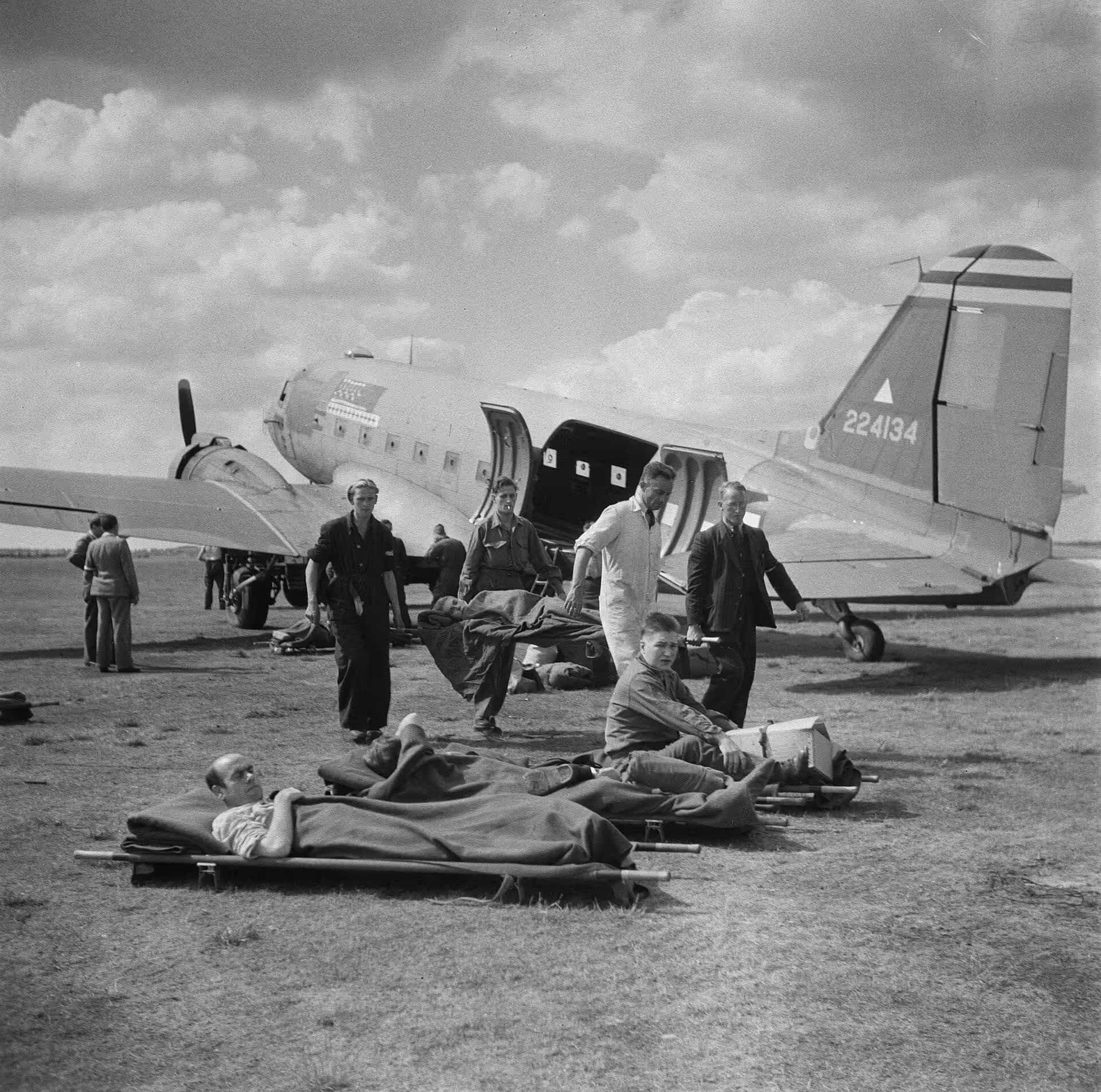 Unidentified — Twin-engine aircraft