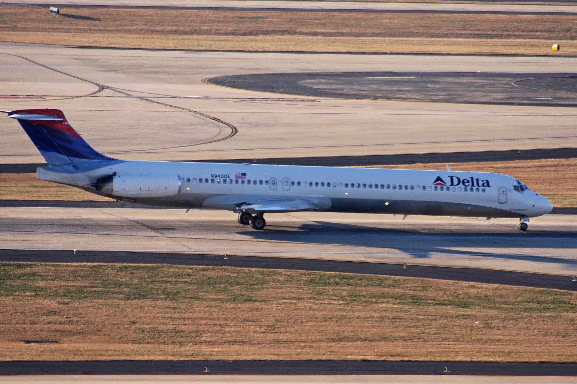 N940DL — Twin-engine aircraft