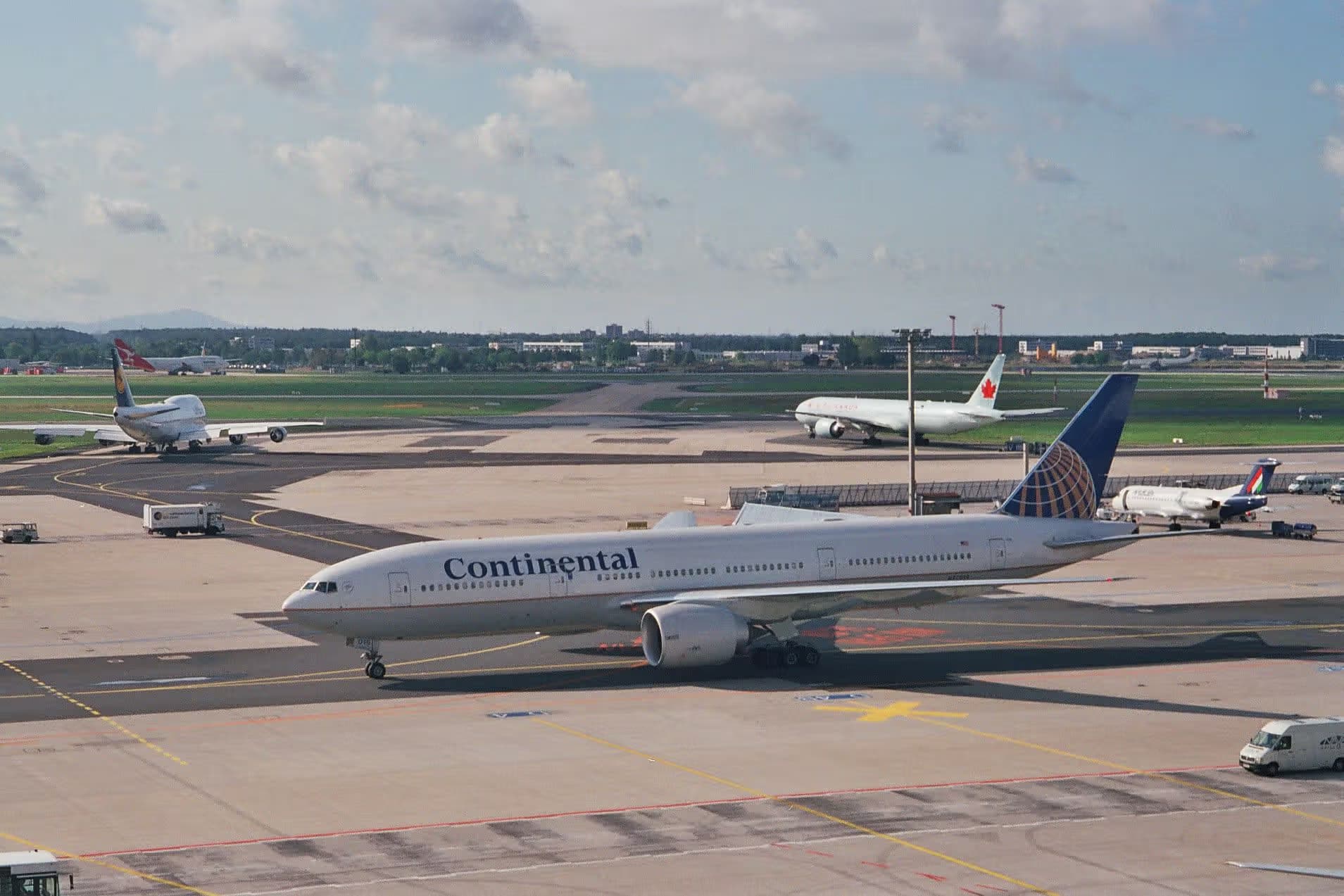 N77019 — Twin-engine aircraft