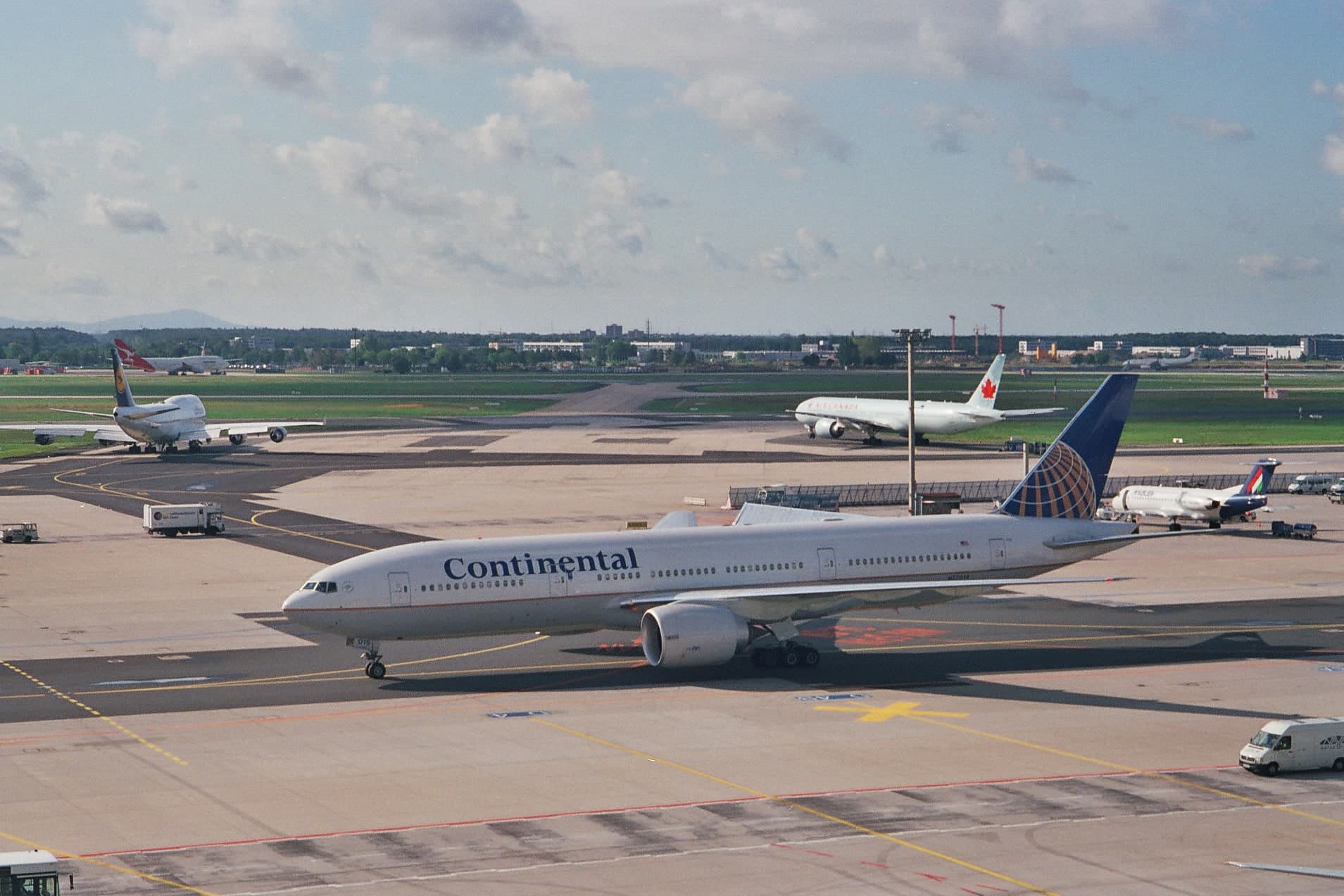 N77019 — Twin-engine aircraft