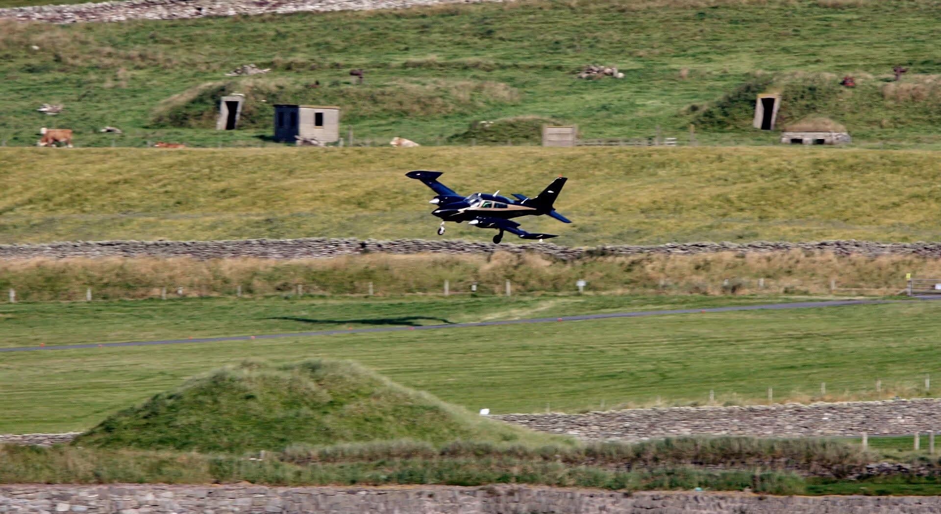 N1909G — Twin-engine aircraft